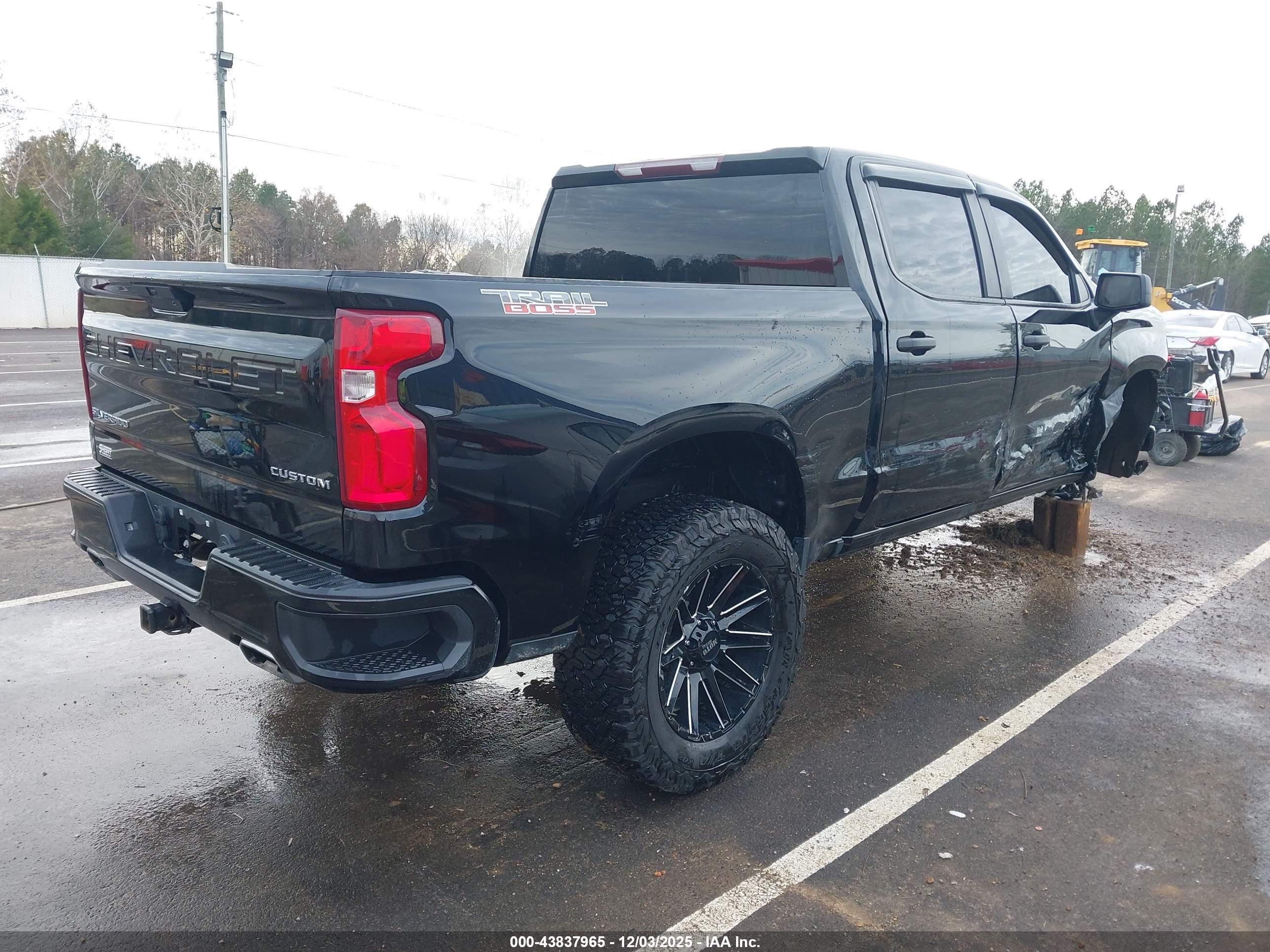 CHEVROLET SILVERADO image 4