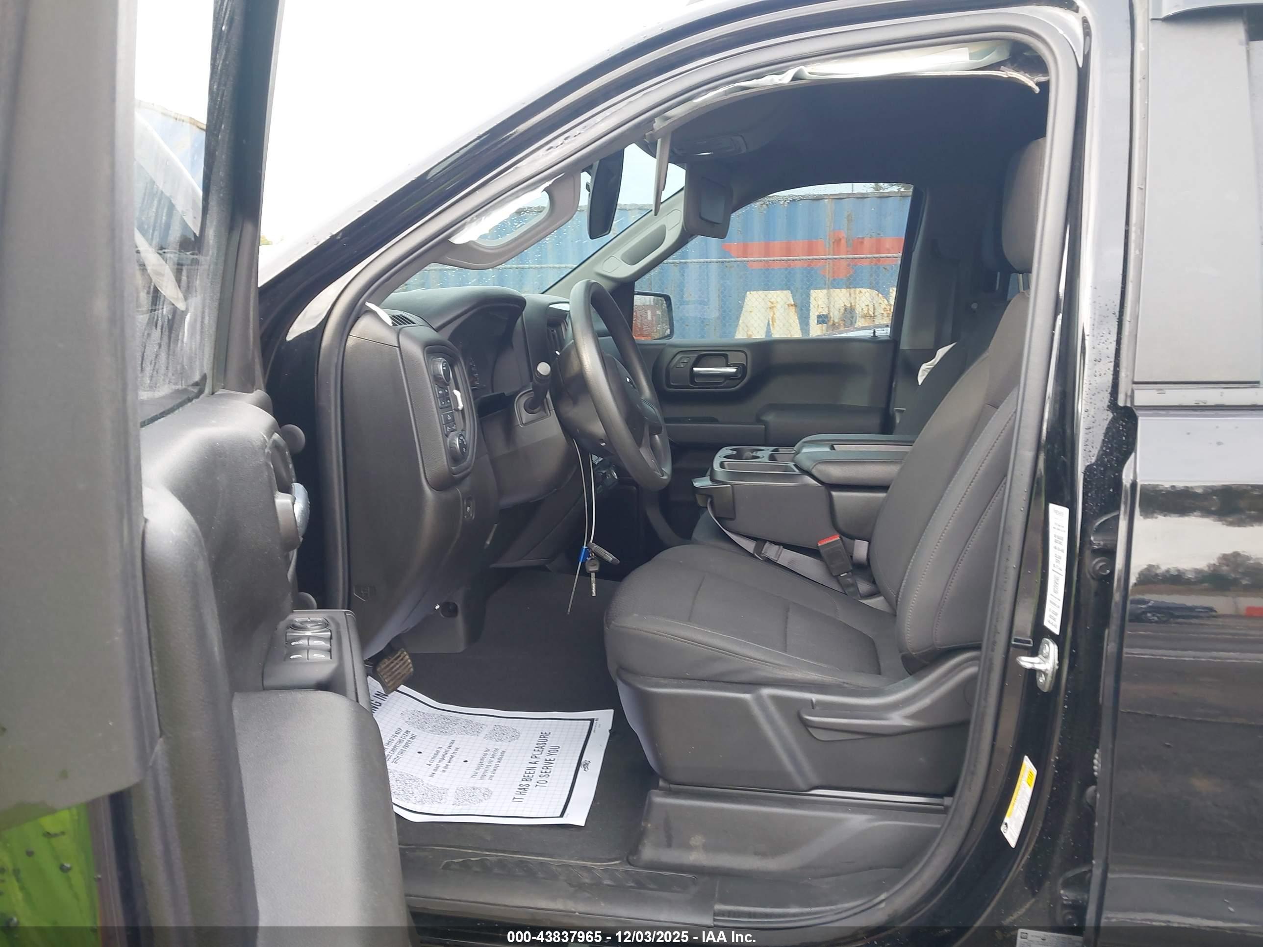 CHEVROLET SILVERADO image 5