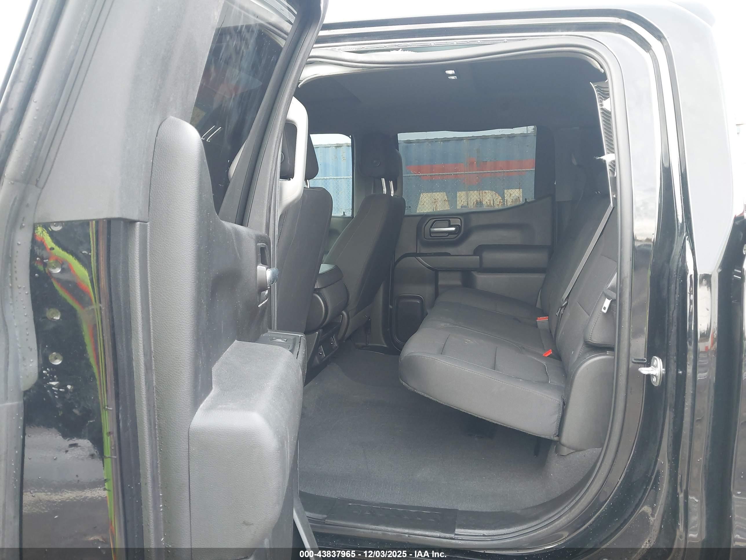 CHEVROLET SILVERADO image 8