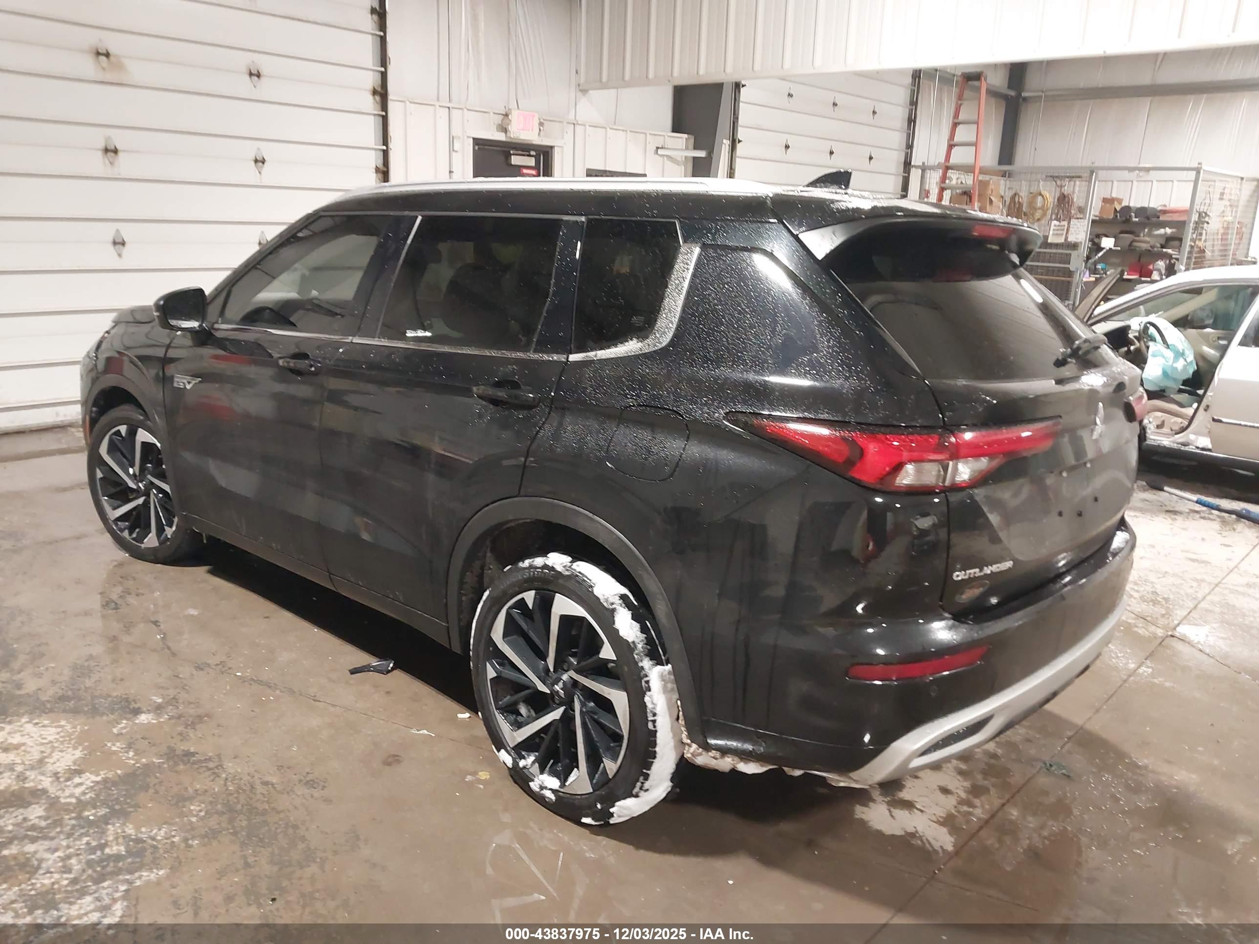 MITSUBISHI OUTLANDER image 3