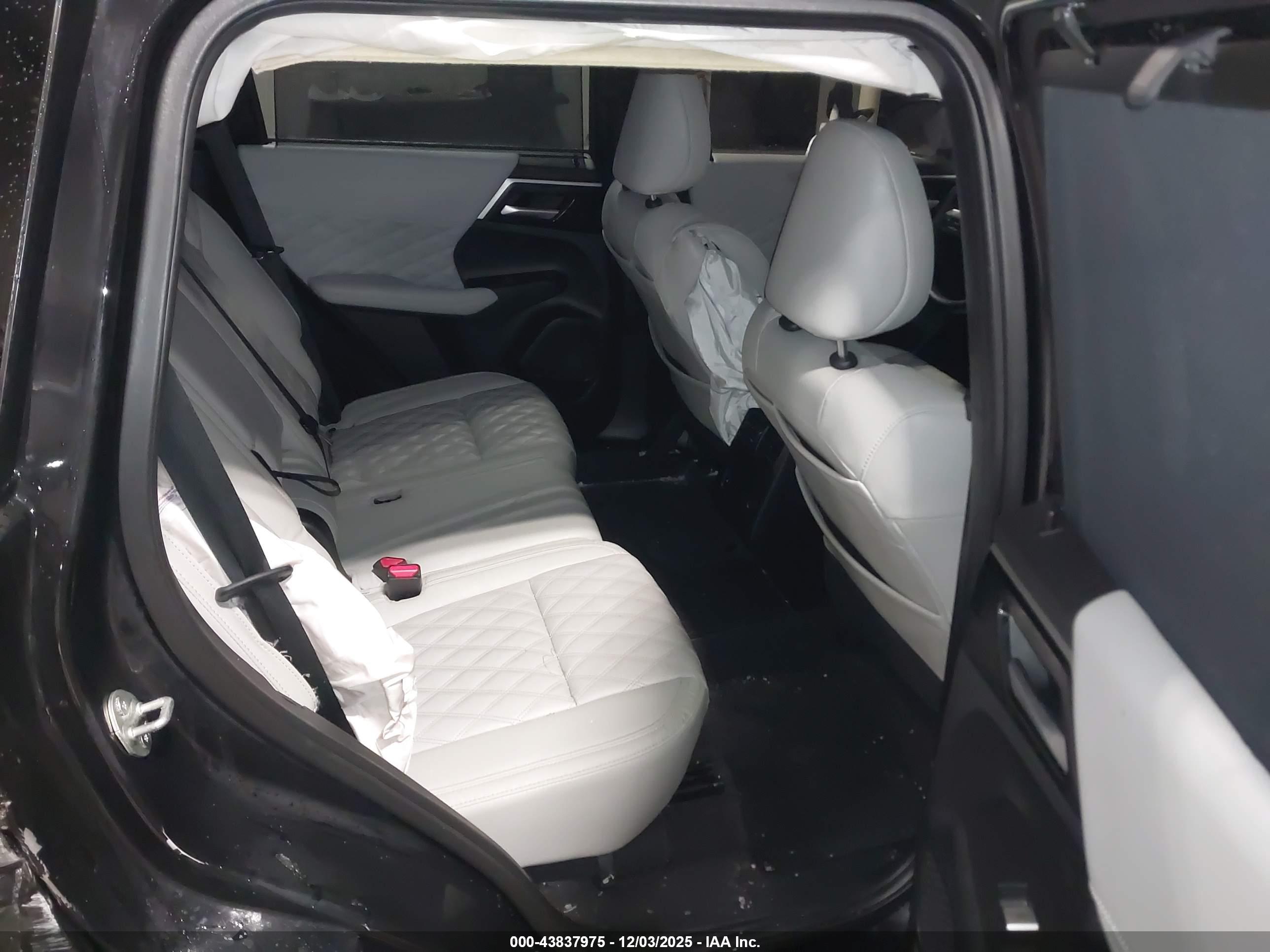 MITSUBISHI OUTLANDER image 8