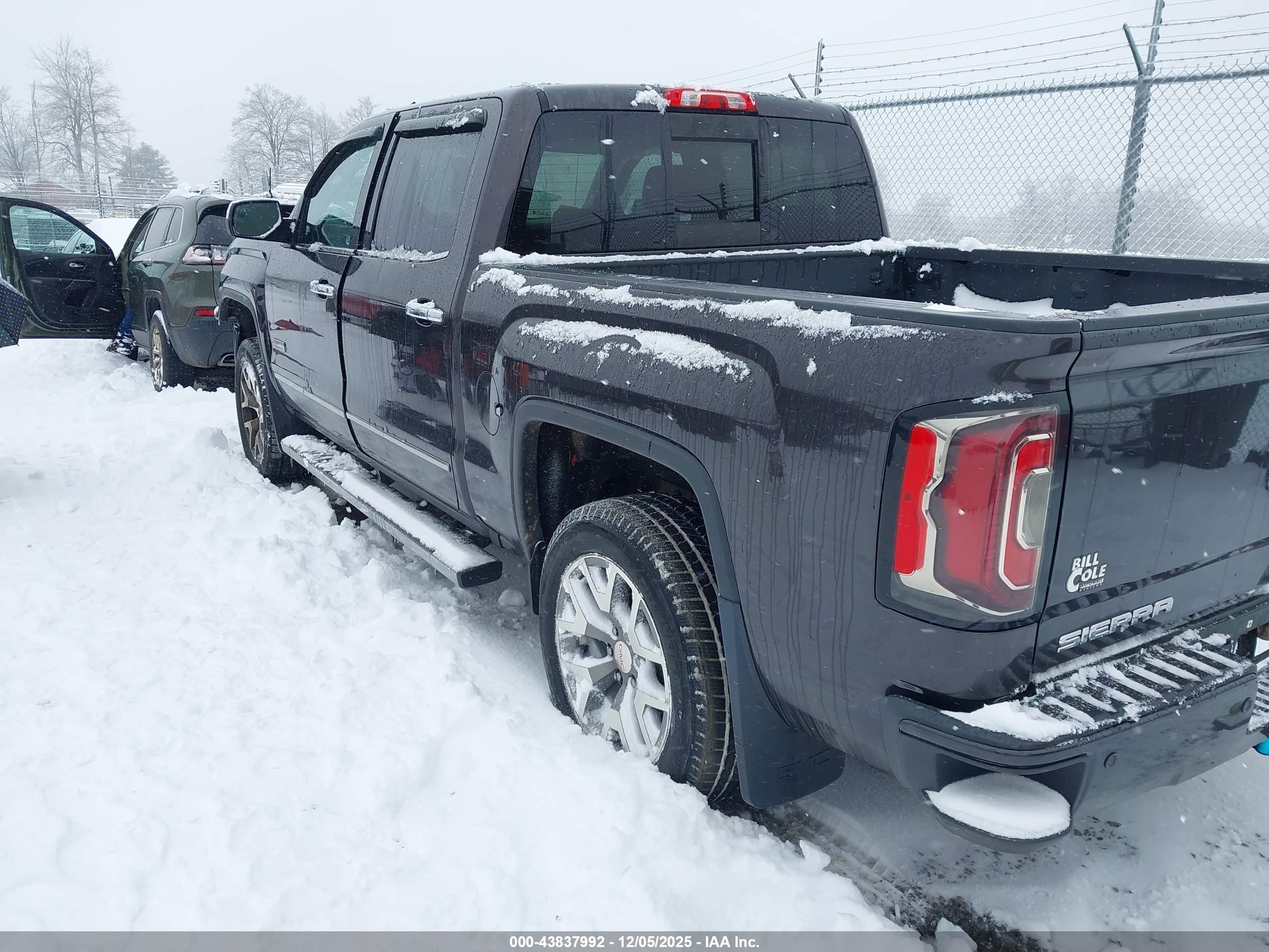 GMC SIERRA image 3