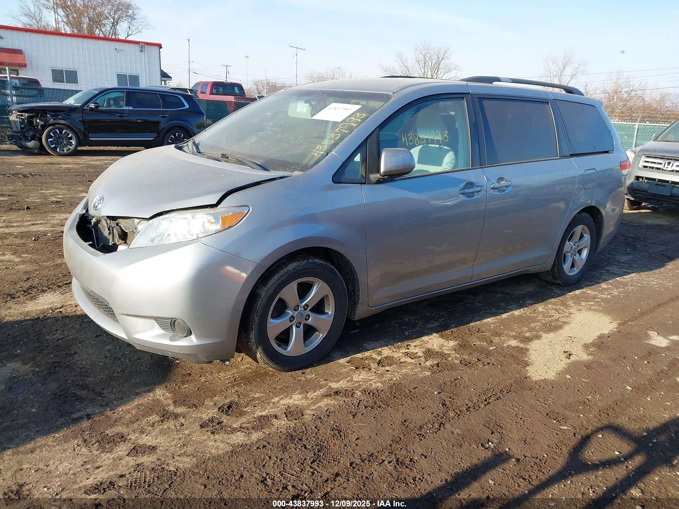 TOYOTA SIENNA image 2