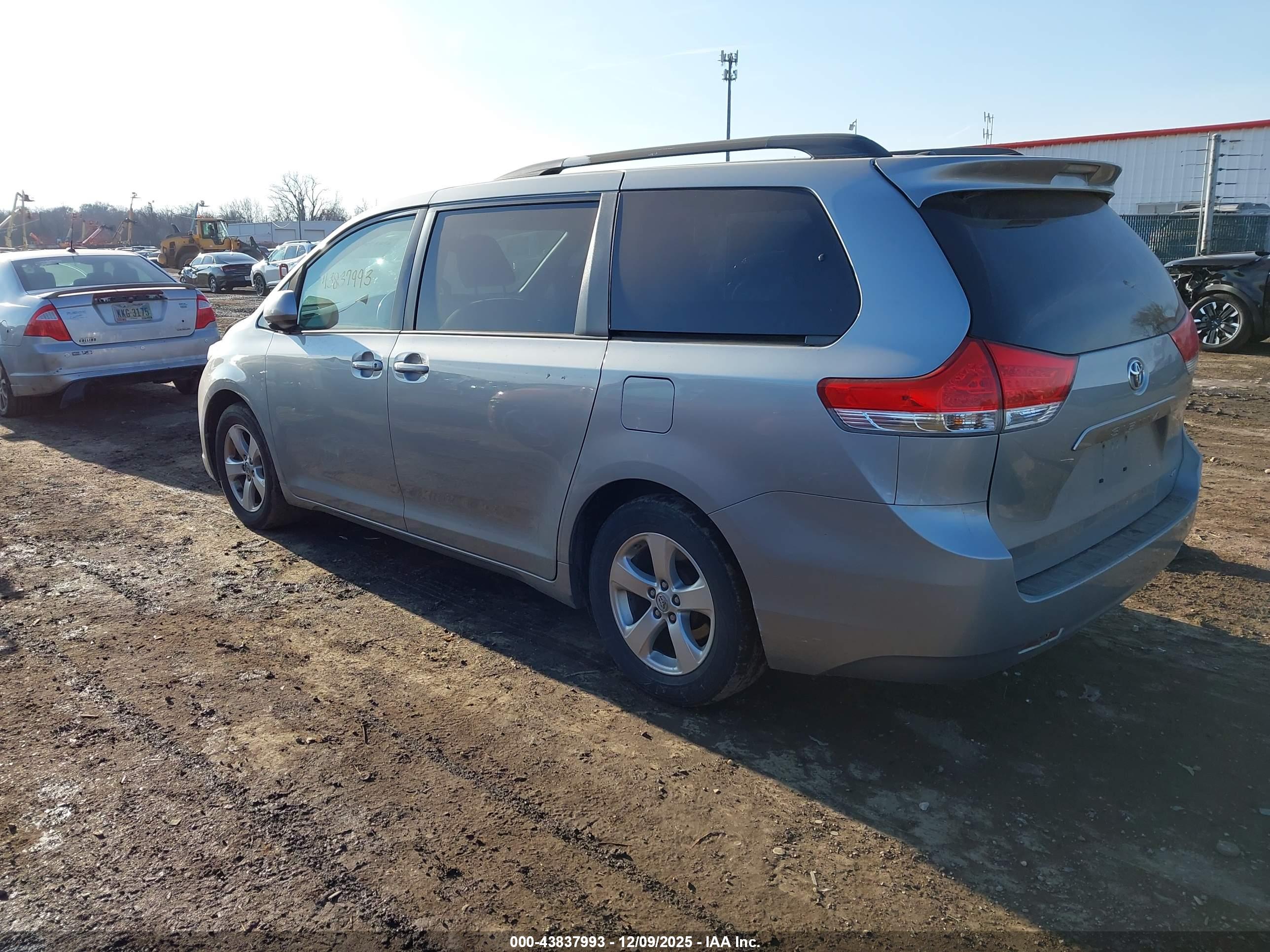 TOYOTA SIENNA image 3
