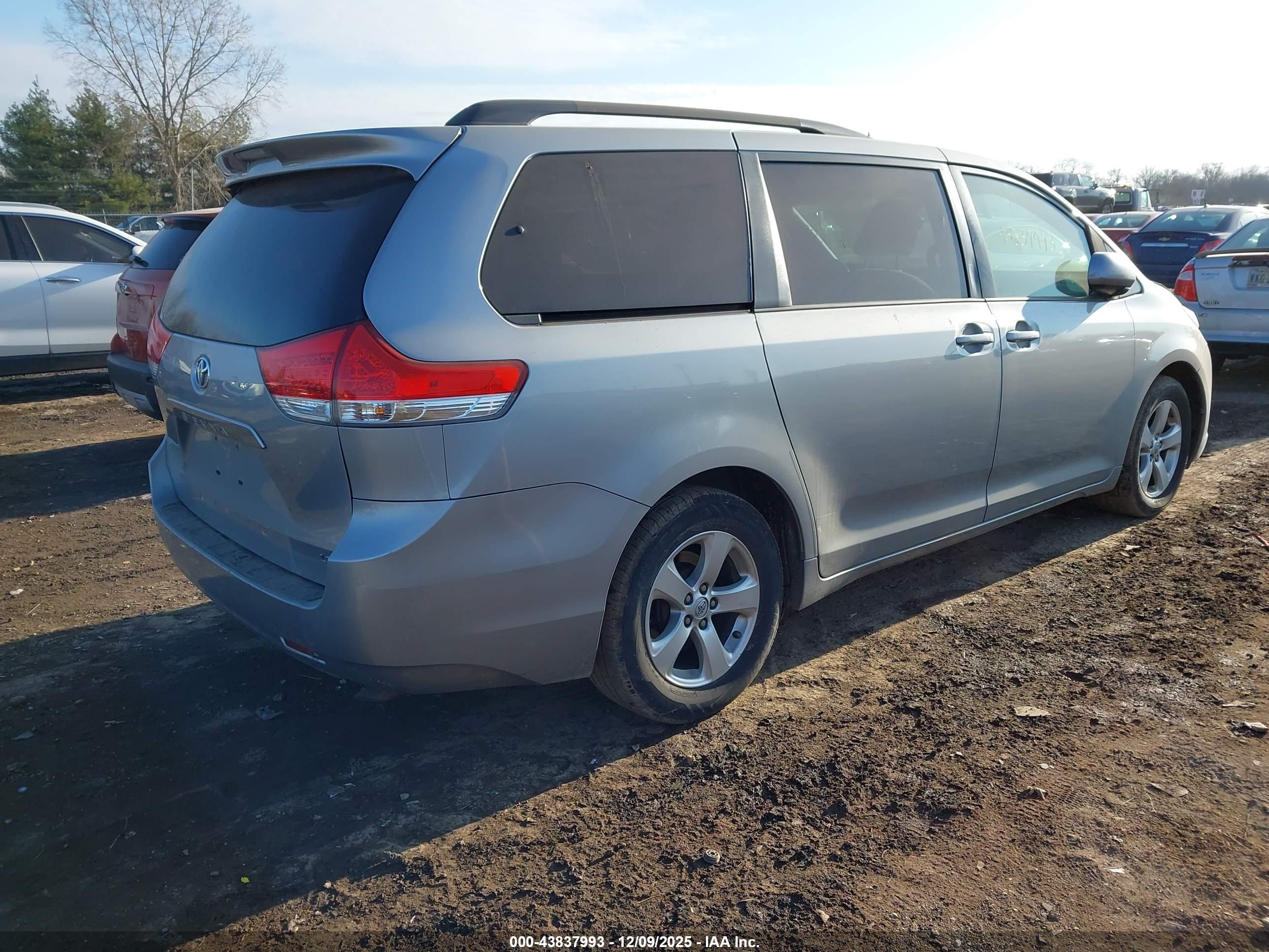 TOYOTA SIENNA image 4