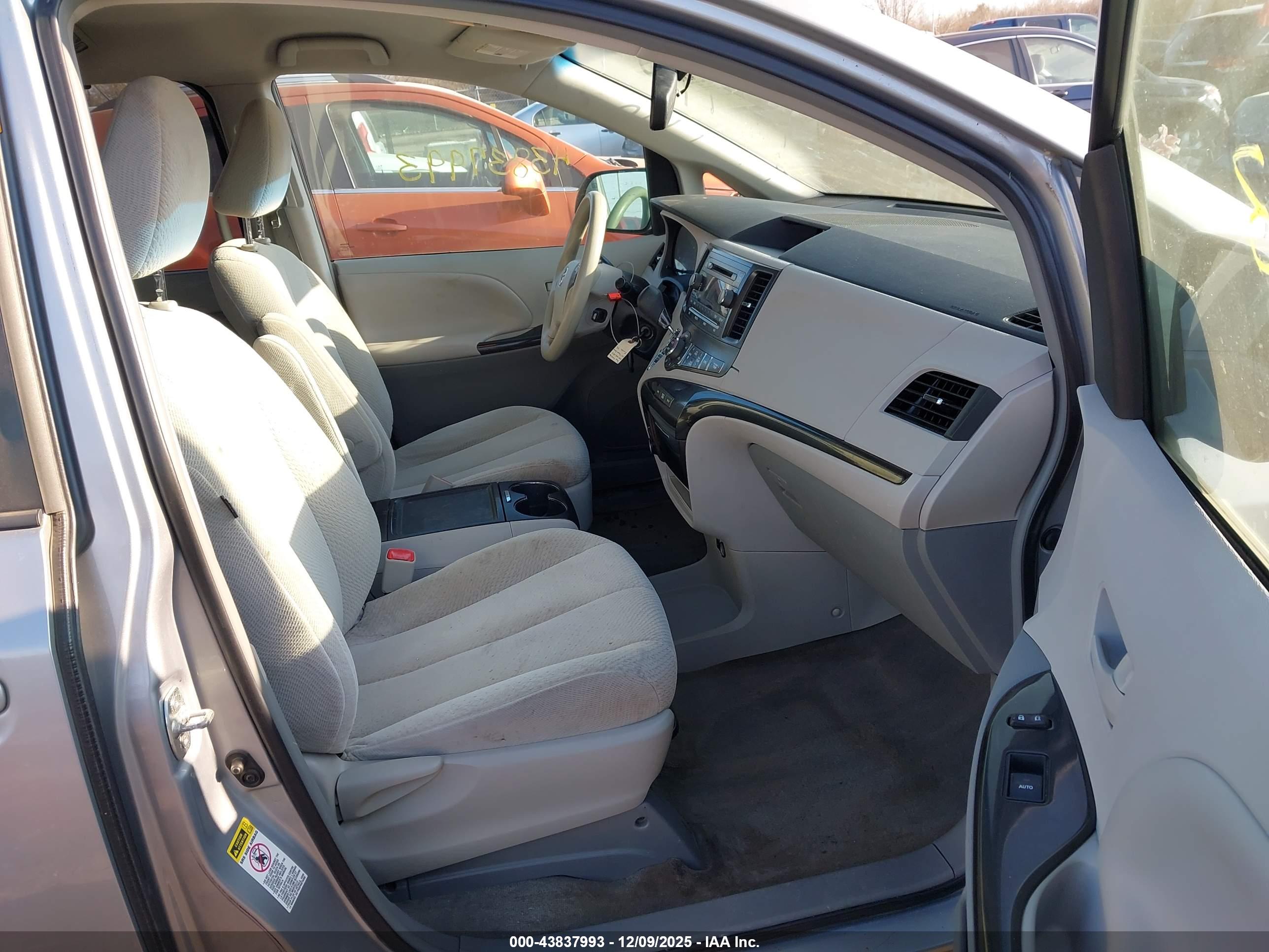 TOYOTA SIENNA image 5