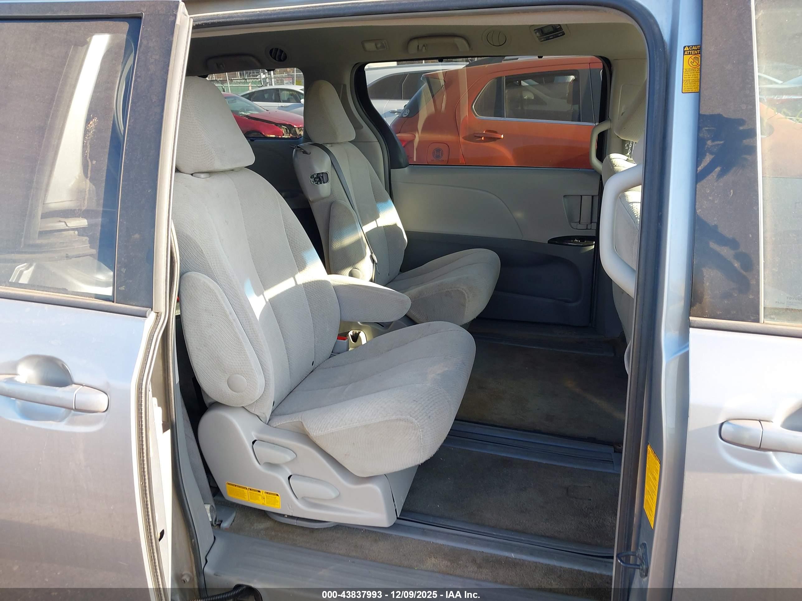 TOYOTA SIENNA image 8