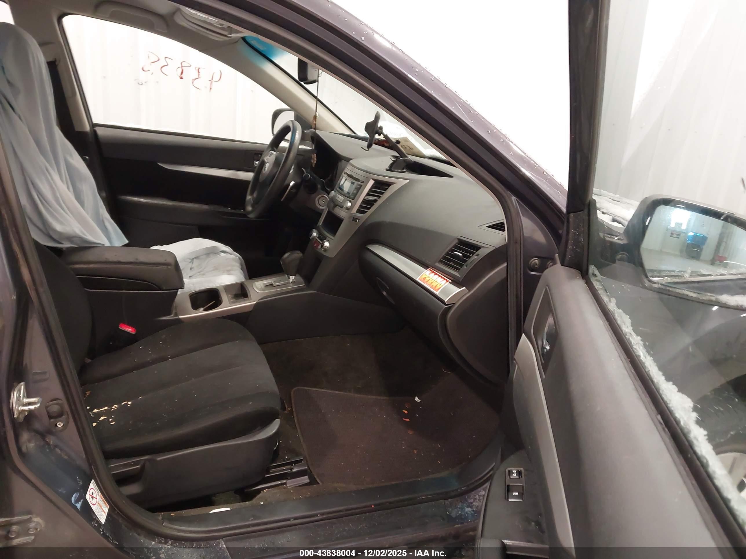 SUBARU OUTBACK image 5