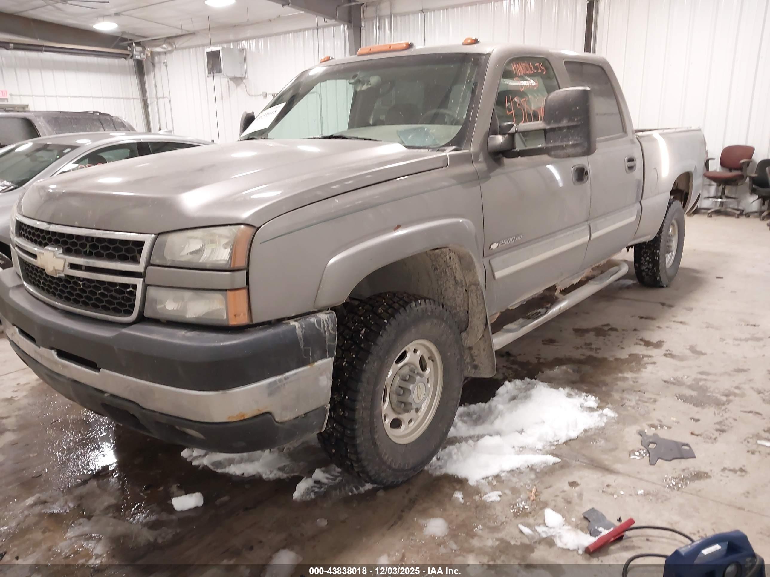CHEVROLET SILVERADO image 2