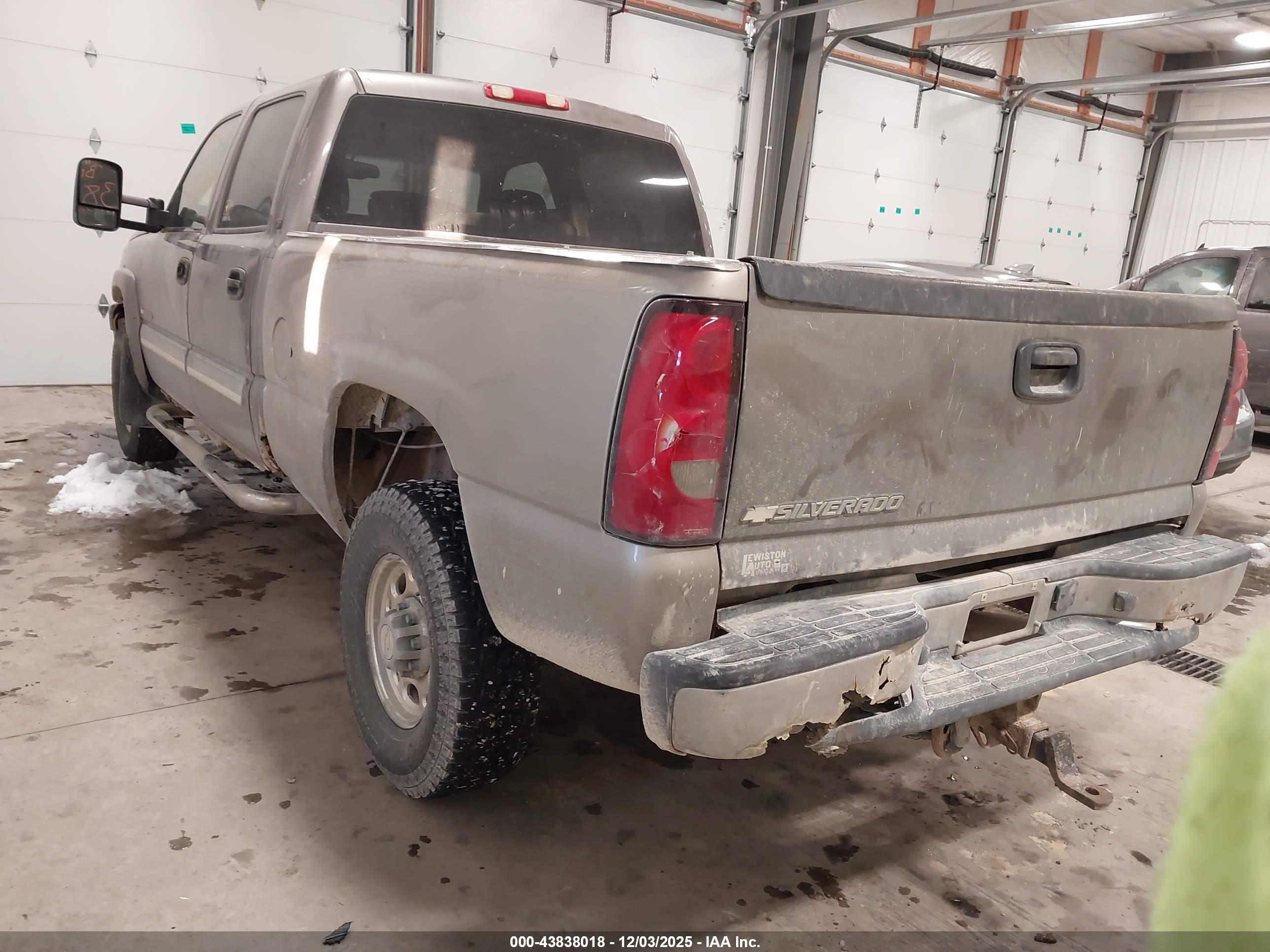 CHEVROLET SILVERADO image 3