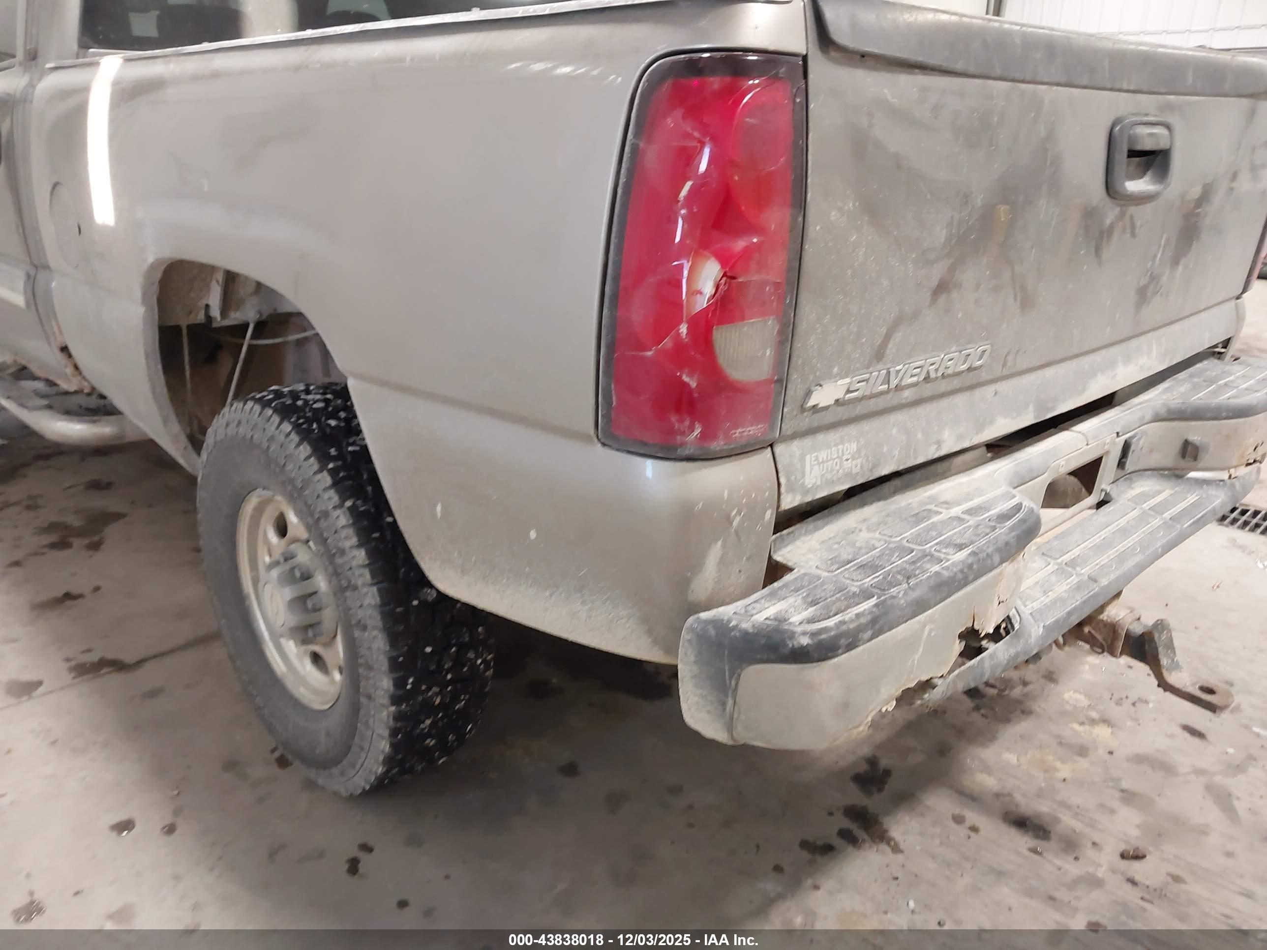 CHEVROLET SILVERADO image 6