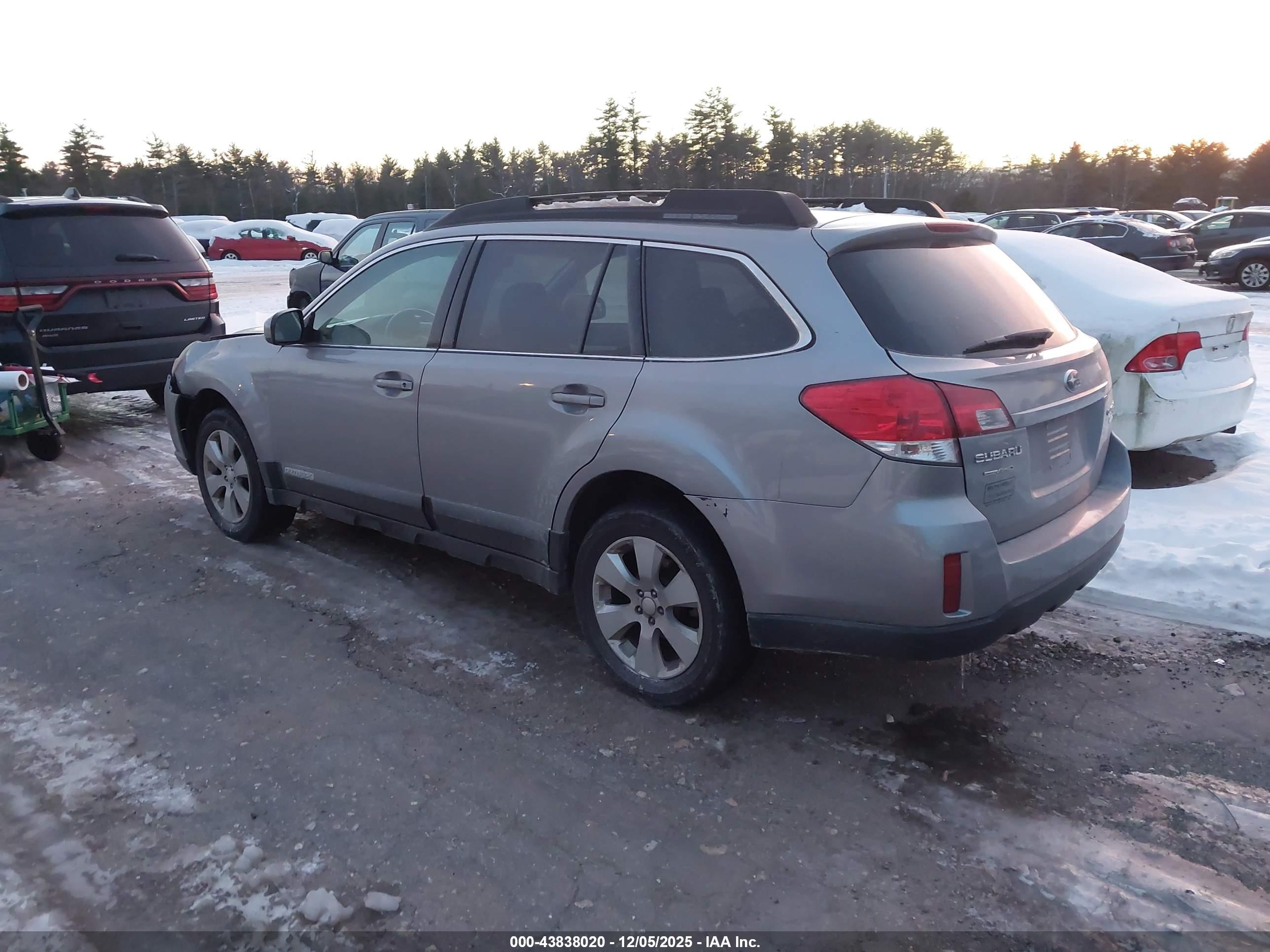 SUBARU OUTBACK image 3