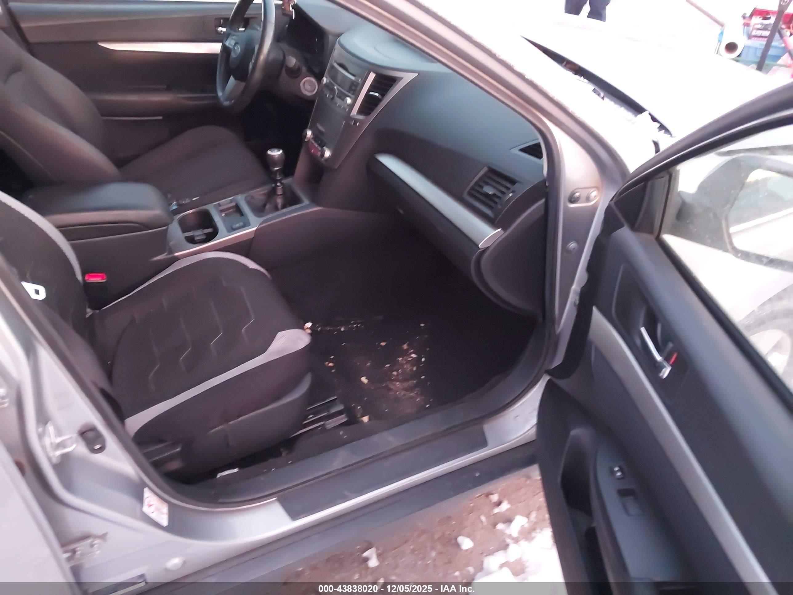 SUBARU OUTBACK image 5