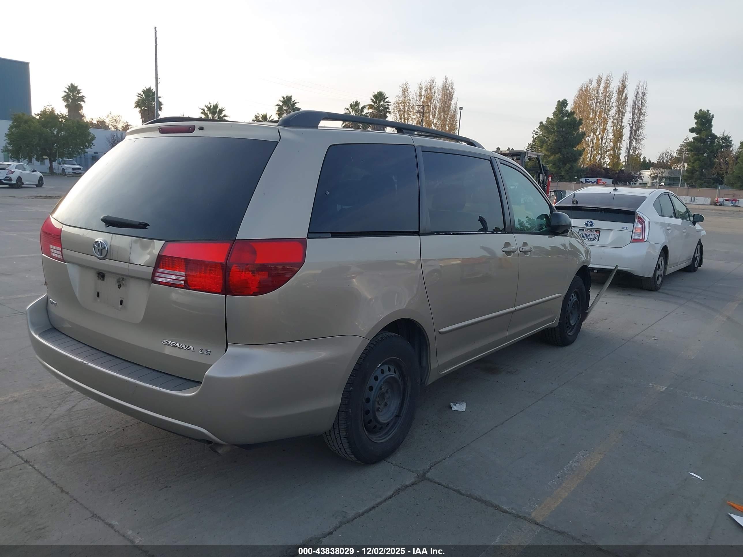 TOYOTA SIENNA image 4