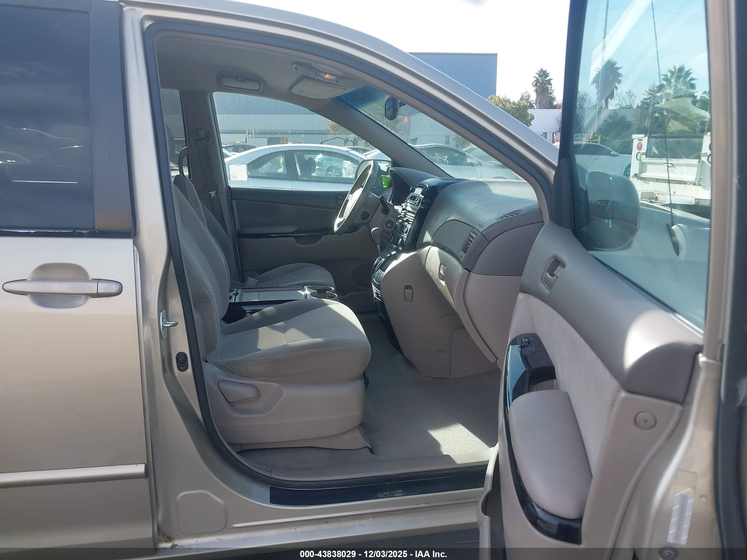 TOYOTA SIENNA image 5
