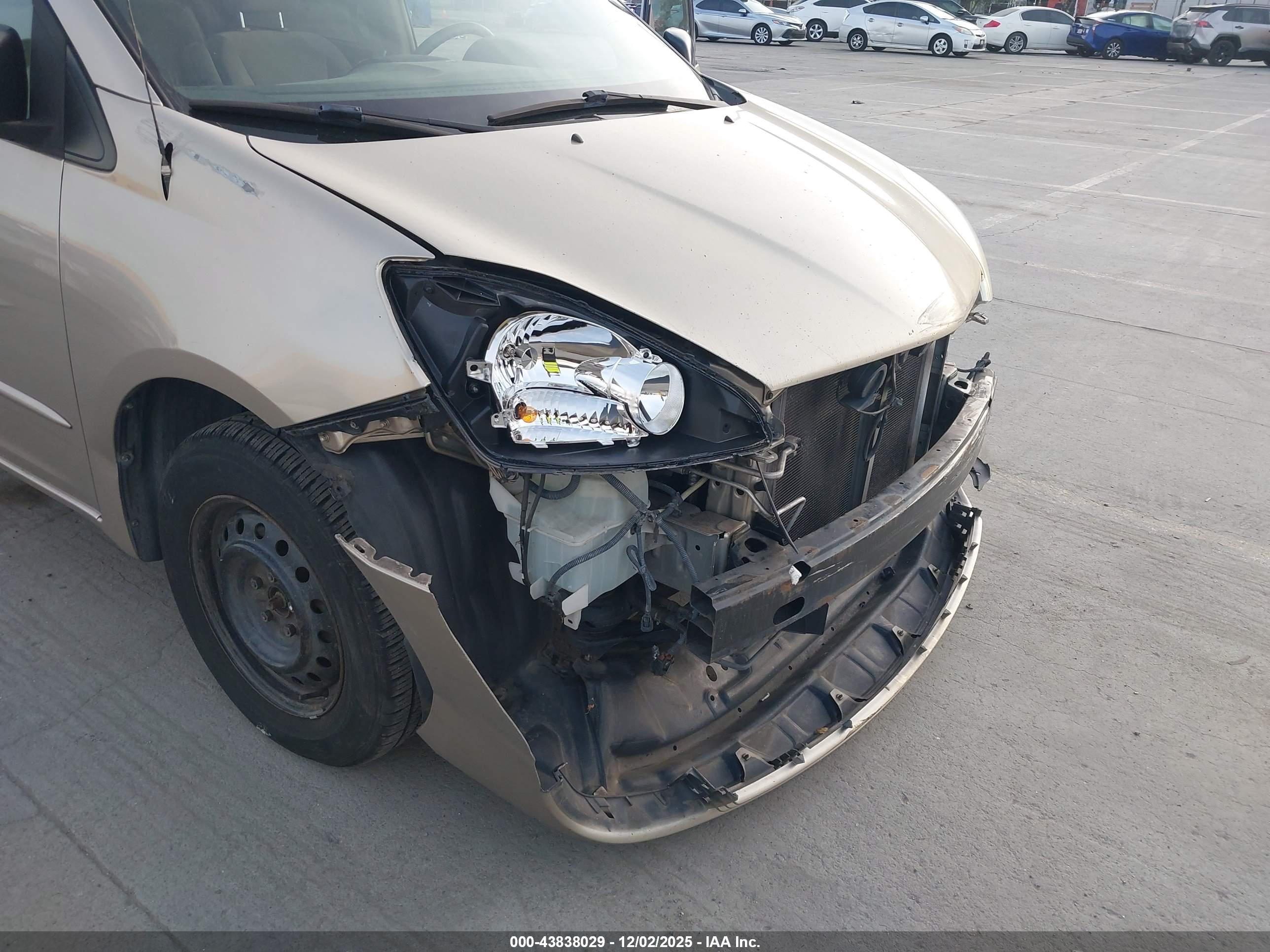 TOYOTA SIENNA image 6