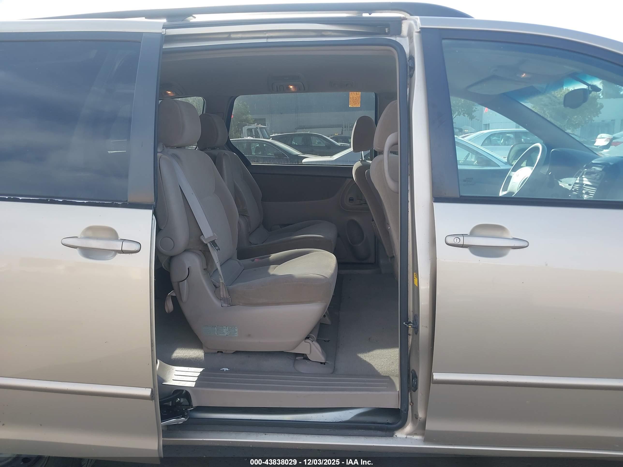 TOYOTA SIENNA image 8