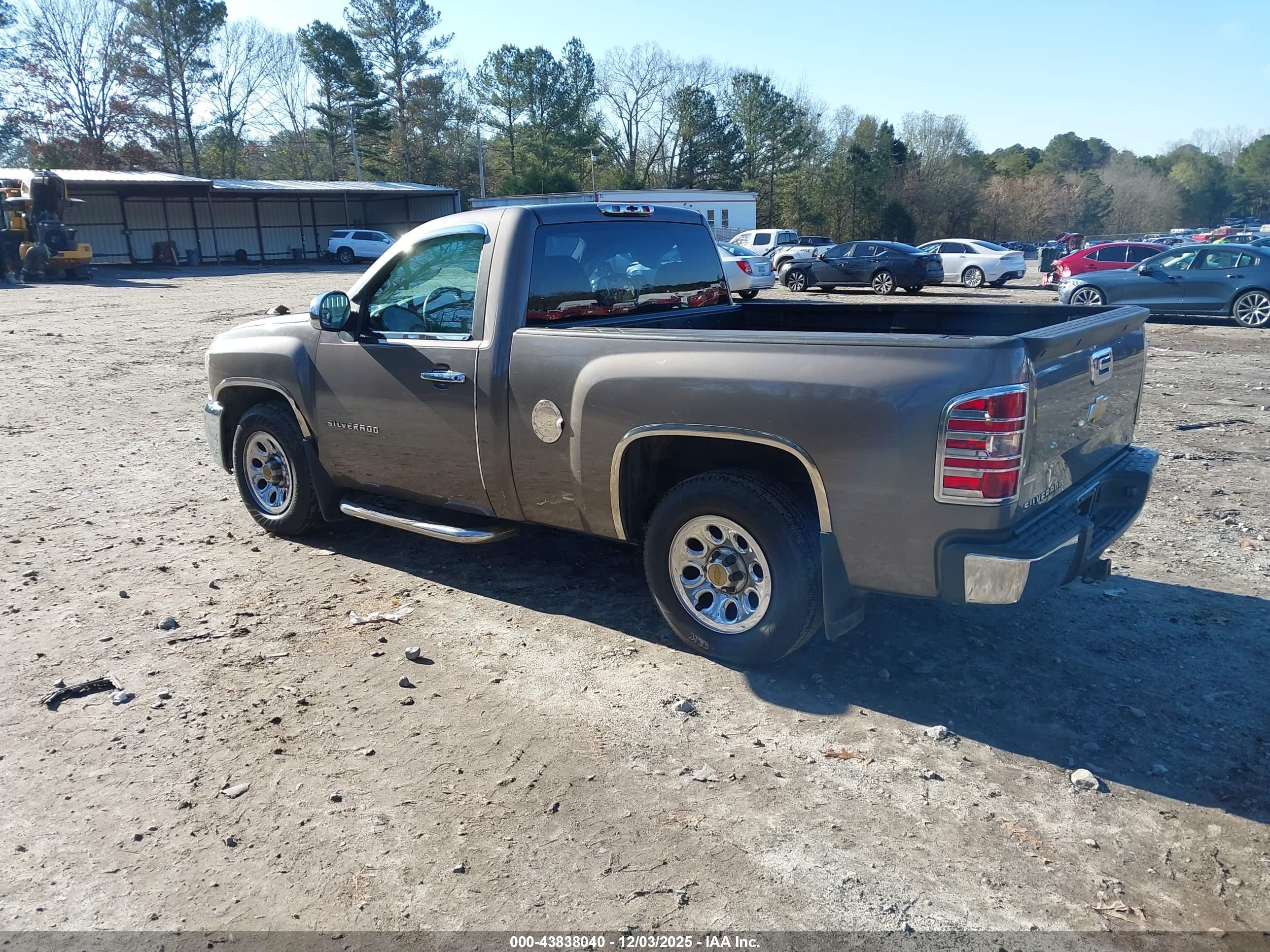 CHEVROLET SILVERADO image 3