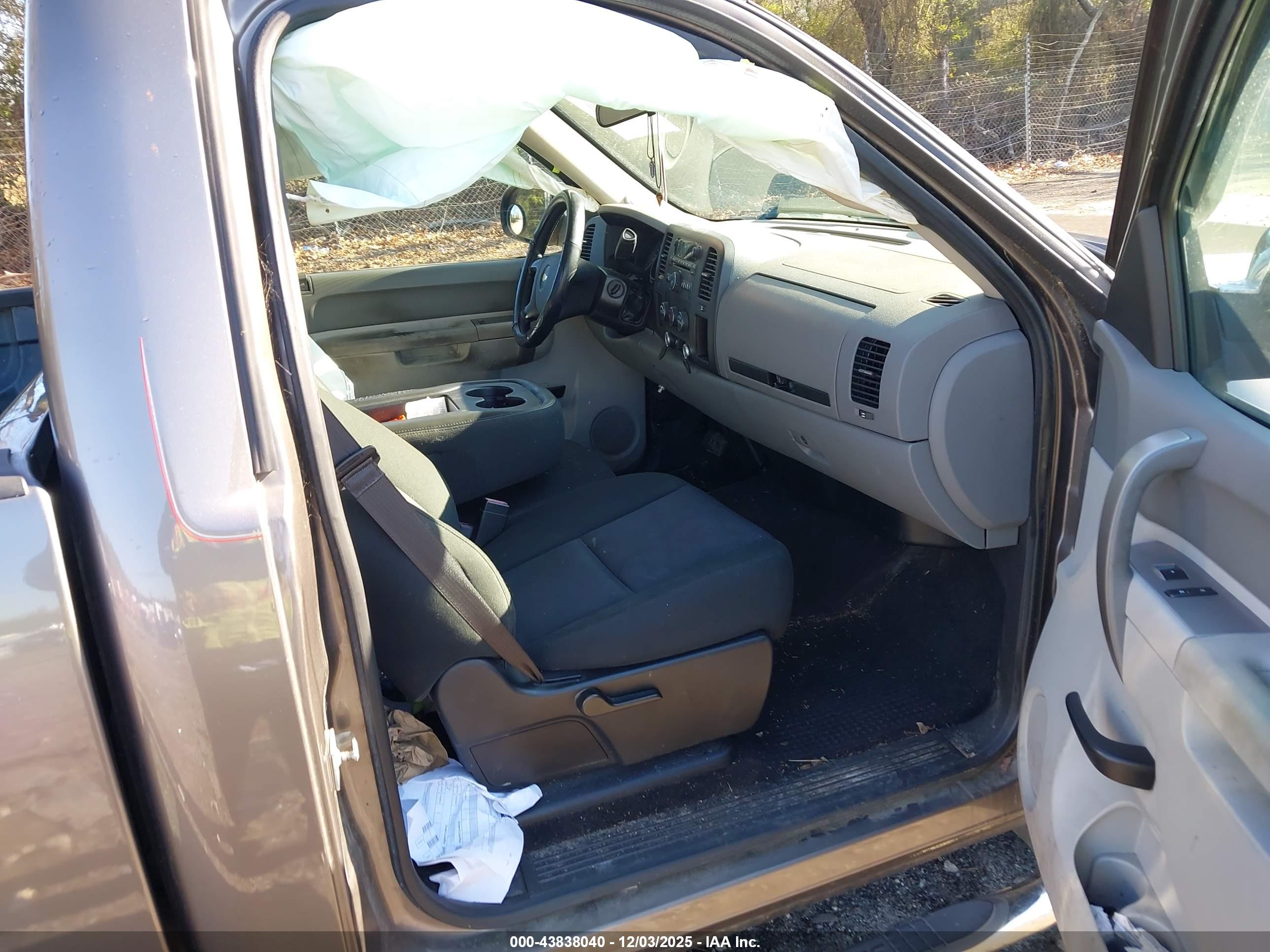 CHEVROLET SILVERADO image 5
