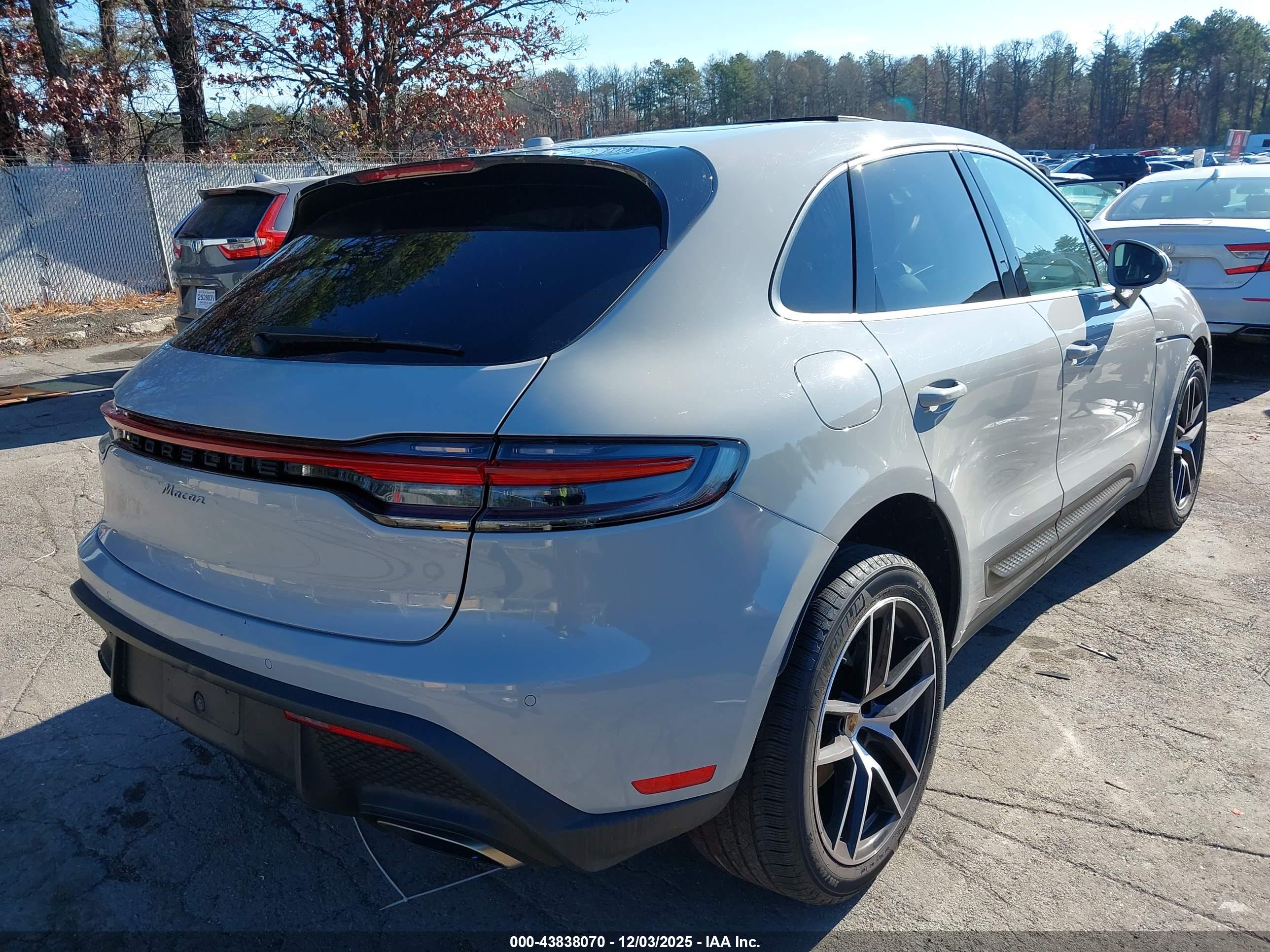 PORSCHE MACAN image 4