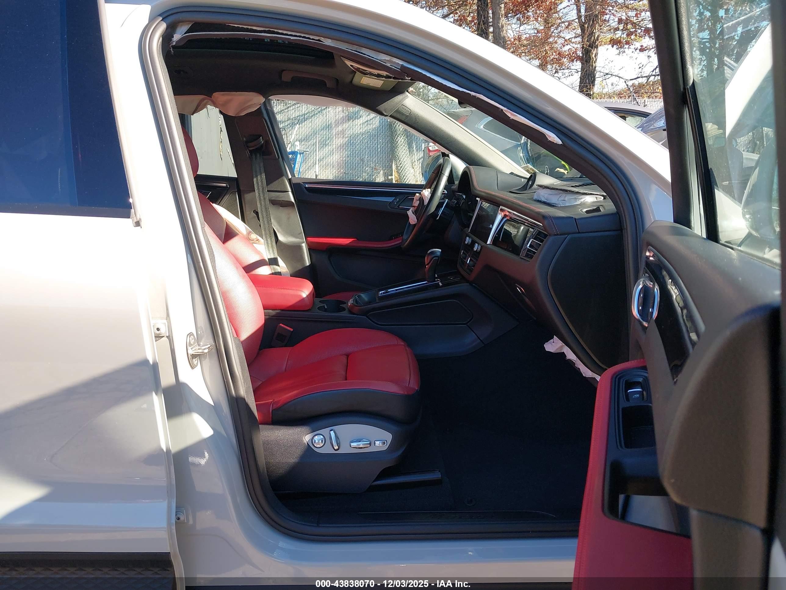 PORSCHE MACAN image 5