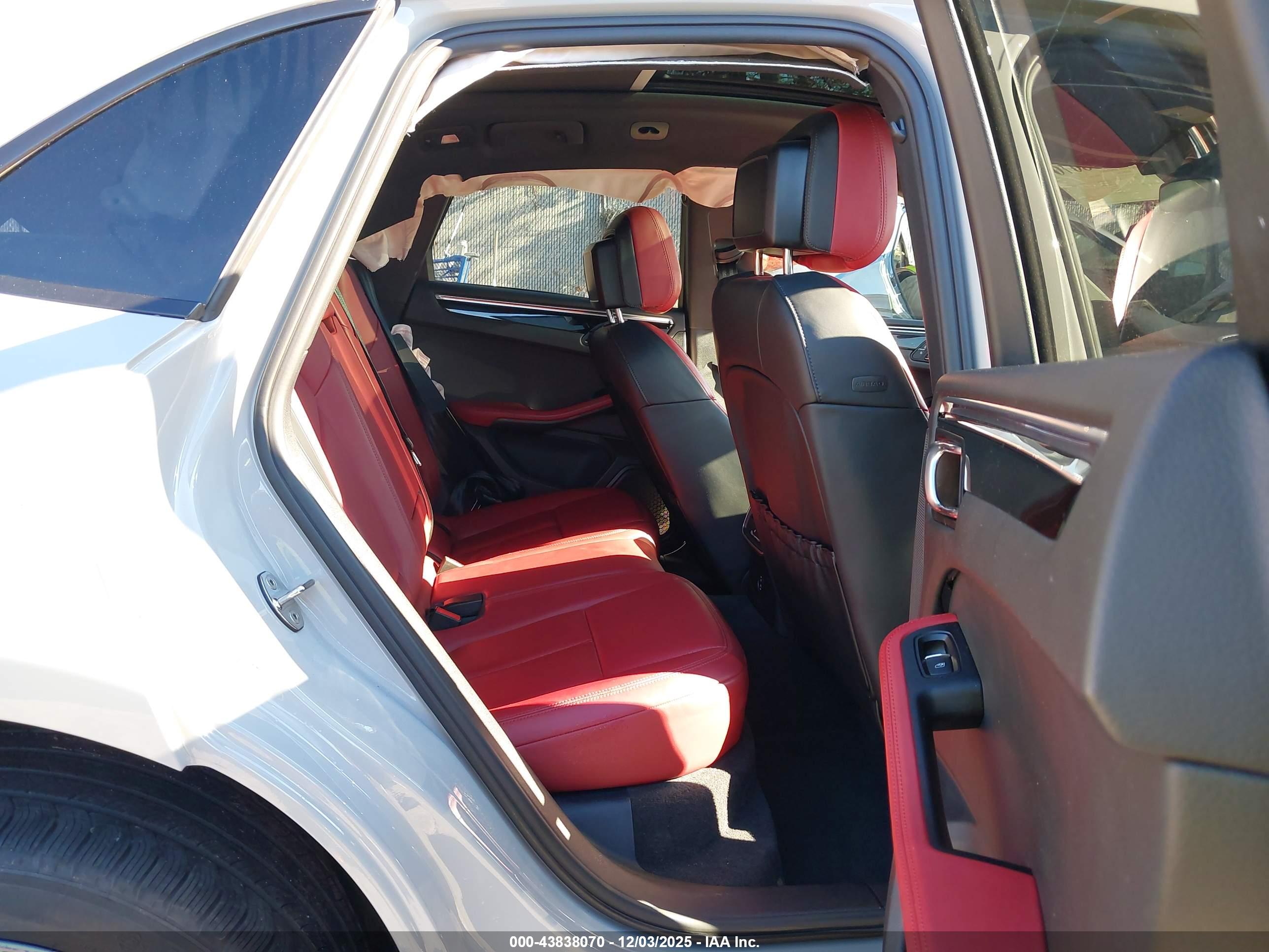 PORSCHE MACAN image 8