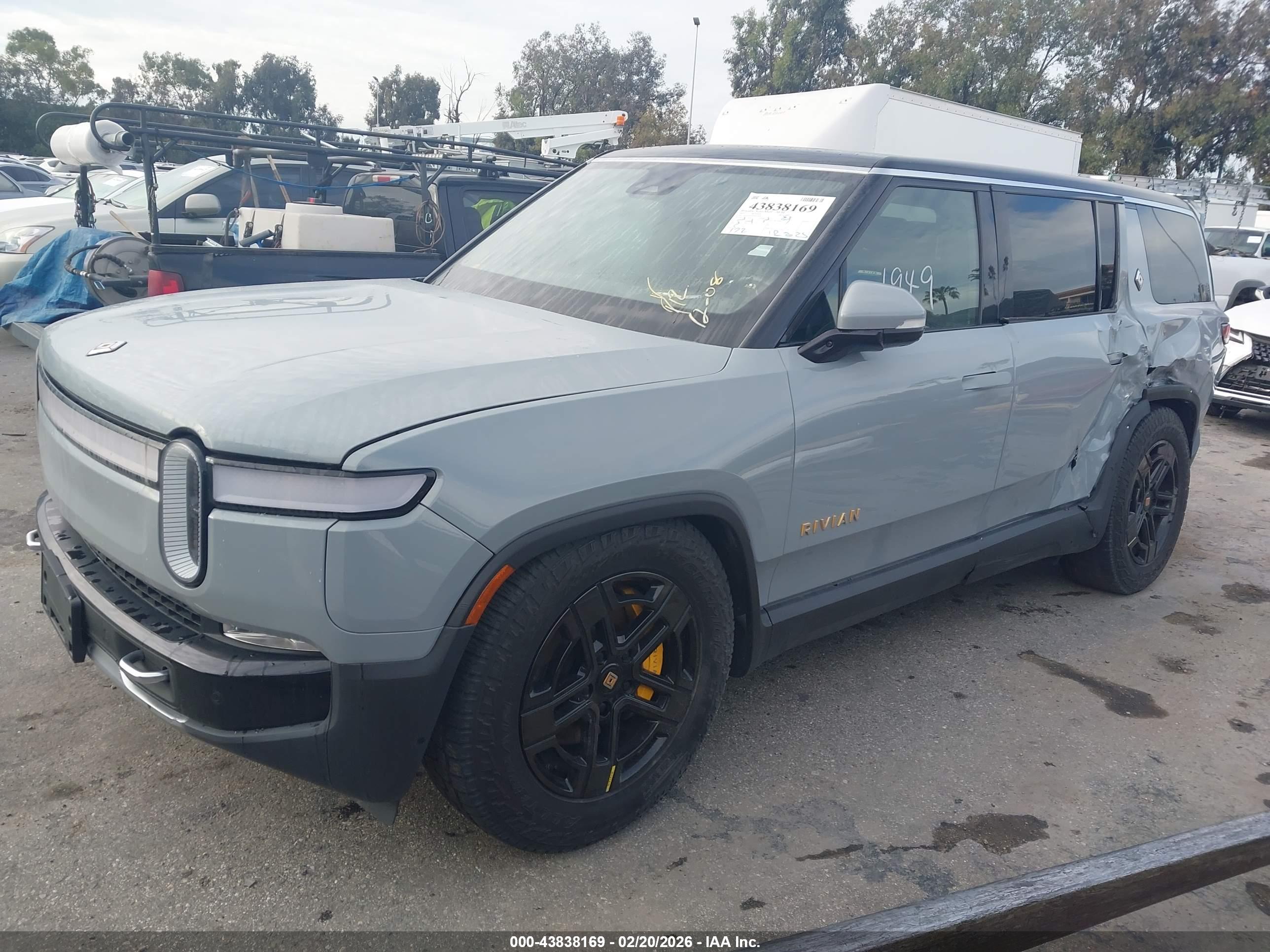 RIVIAN R1S image 2