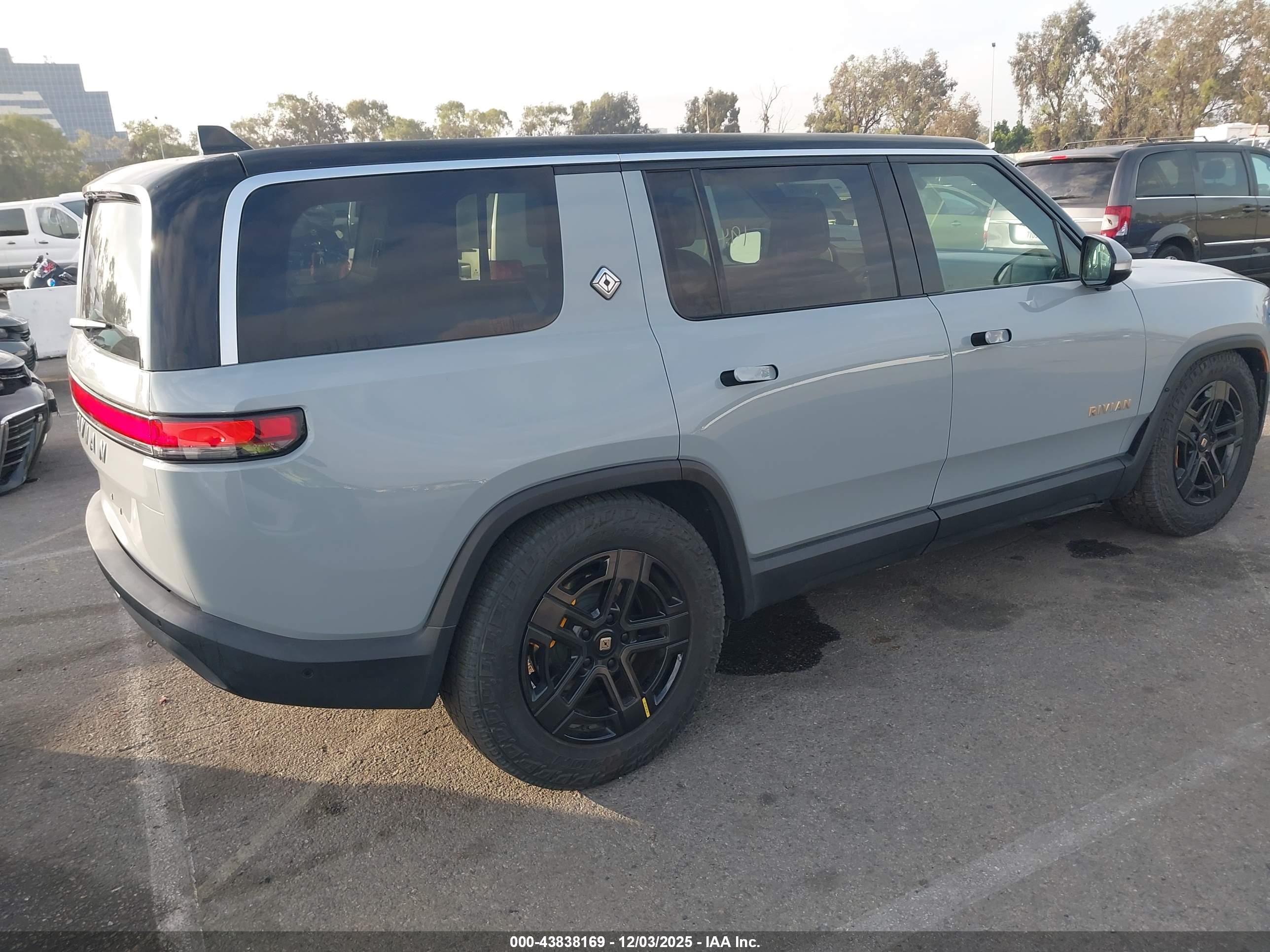 RIVIAN R1S image 4