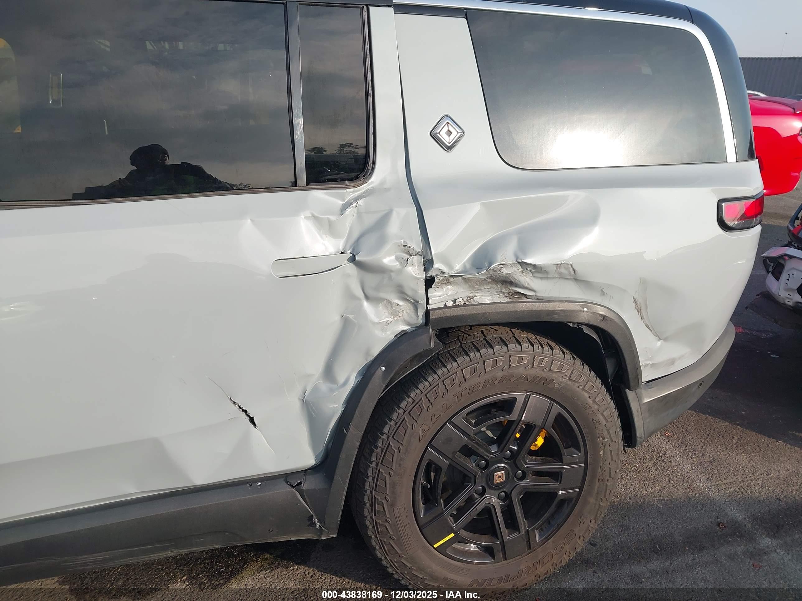RIVIAN R1S image 6