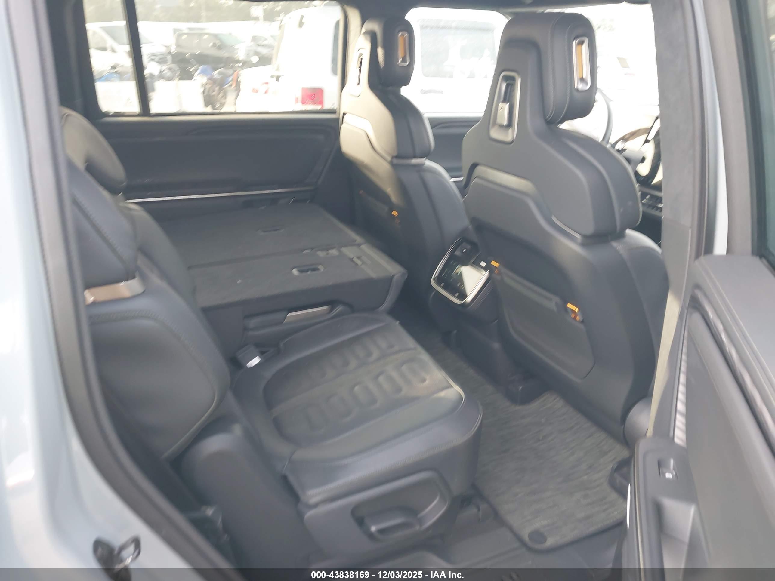 RIVIAN R1S image 8