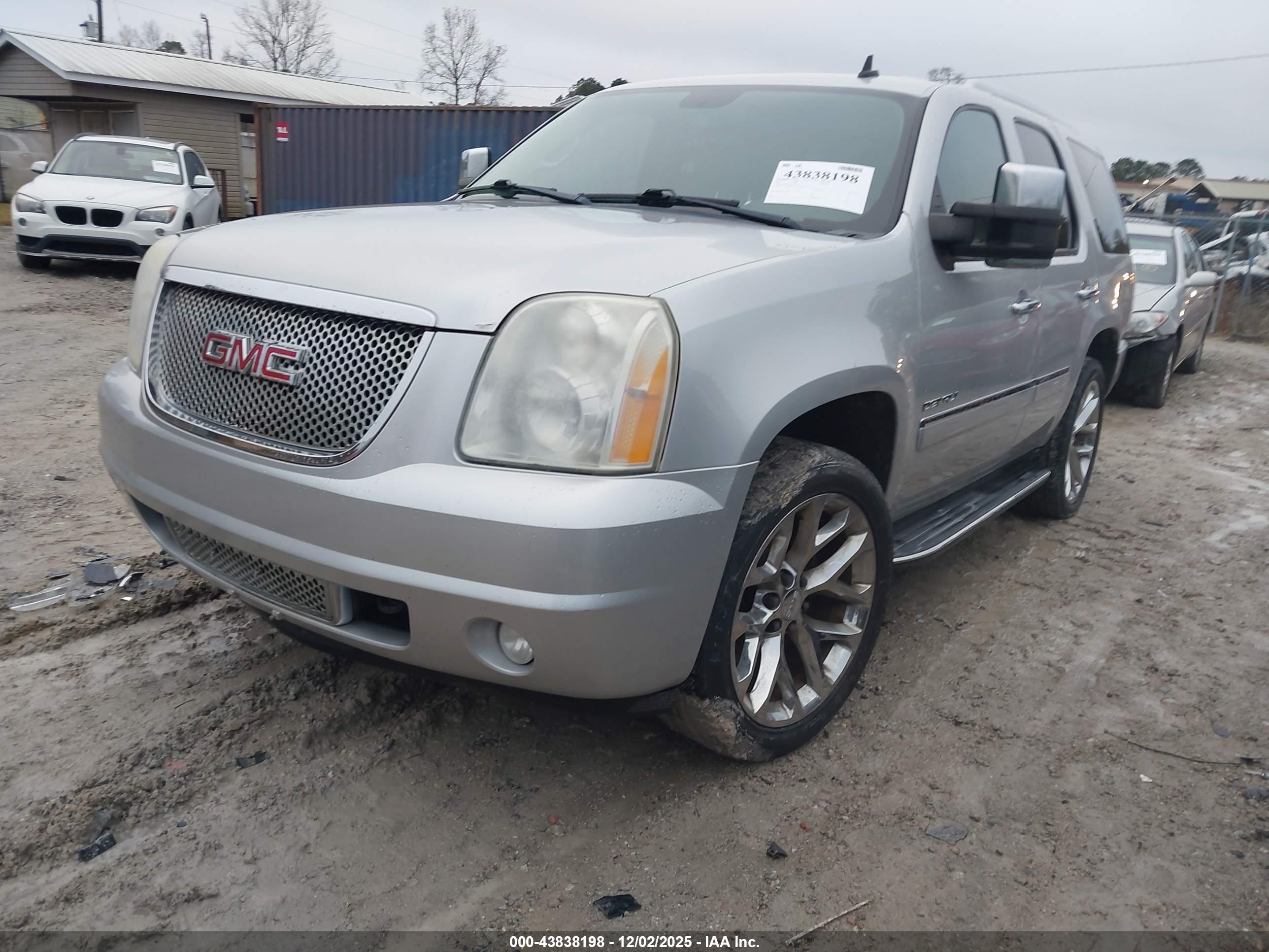 GMC YUKON image 2