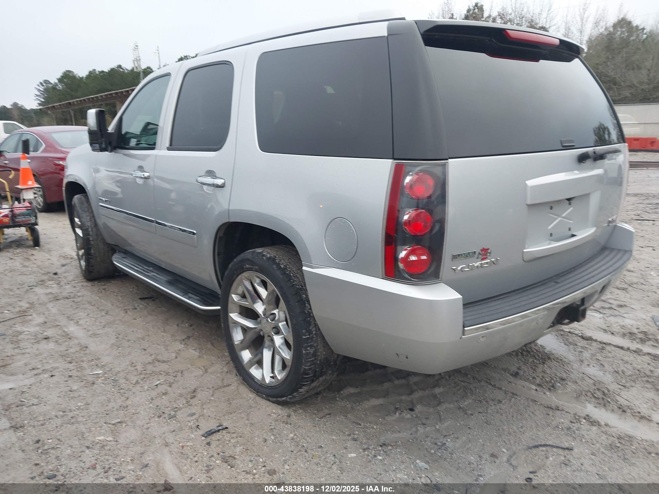 GMC YUKON image 3