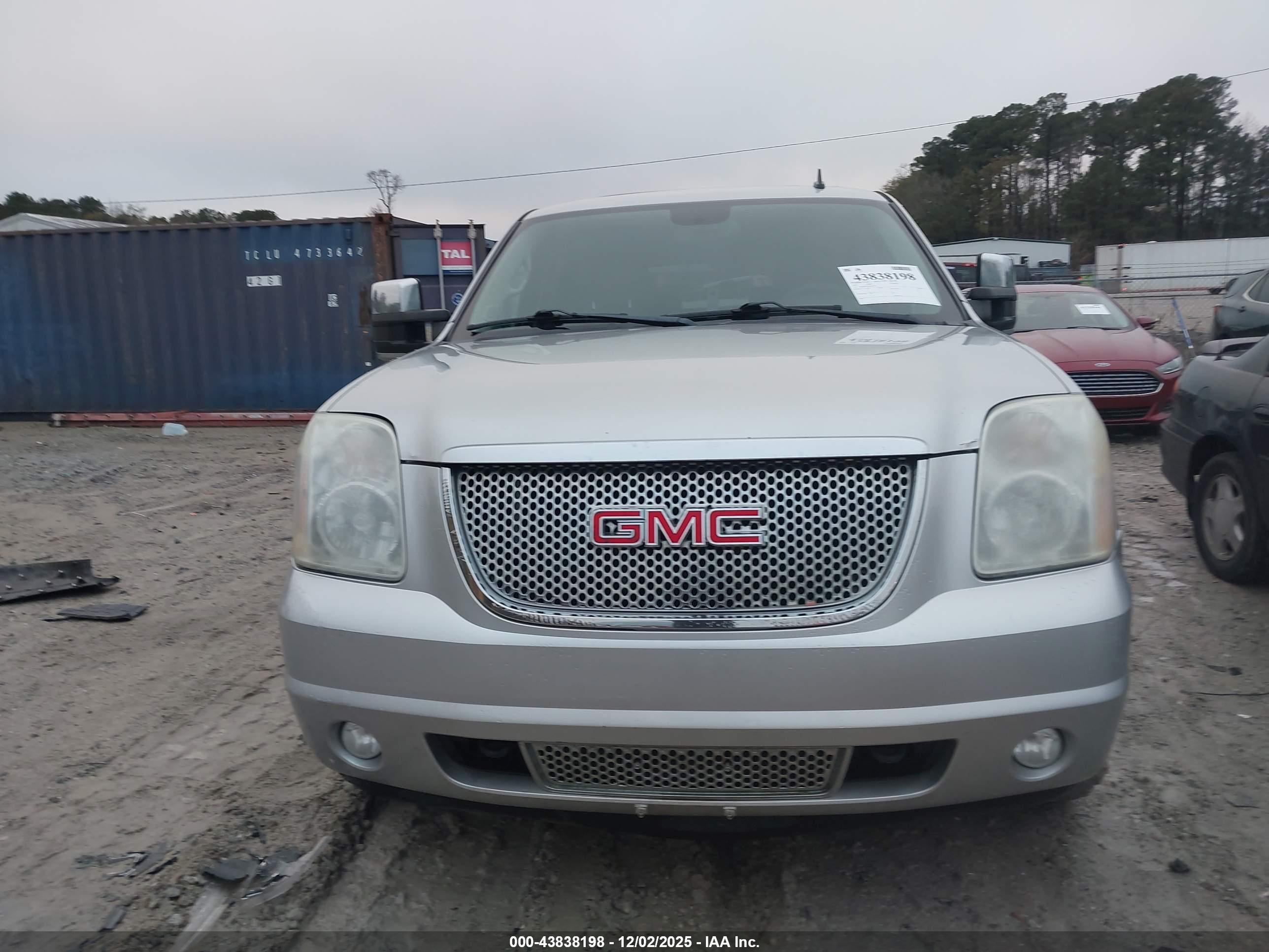 GMC YUKON image 6