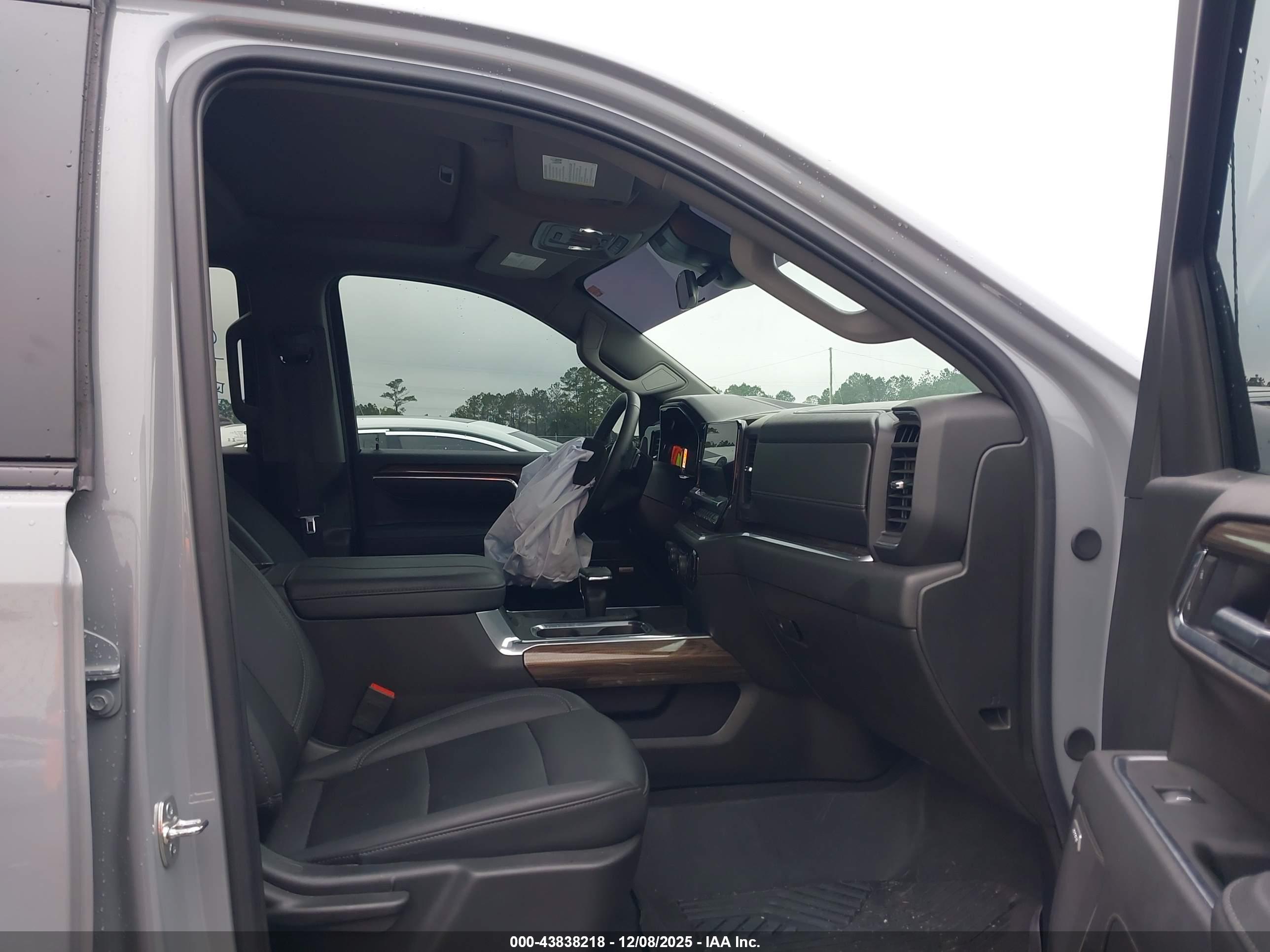 CHEVROLET SILVERADO image 5