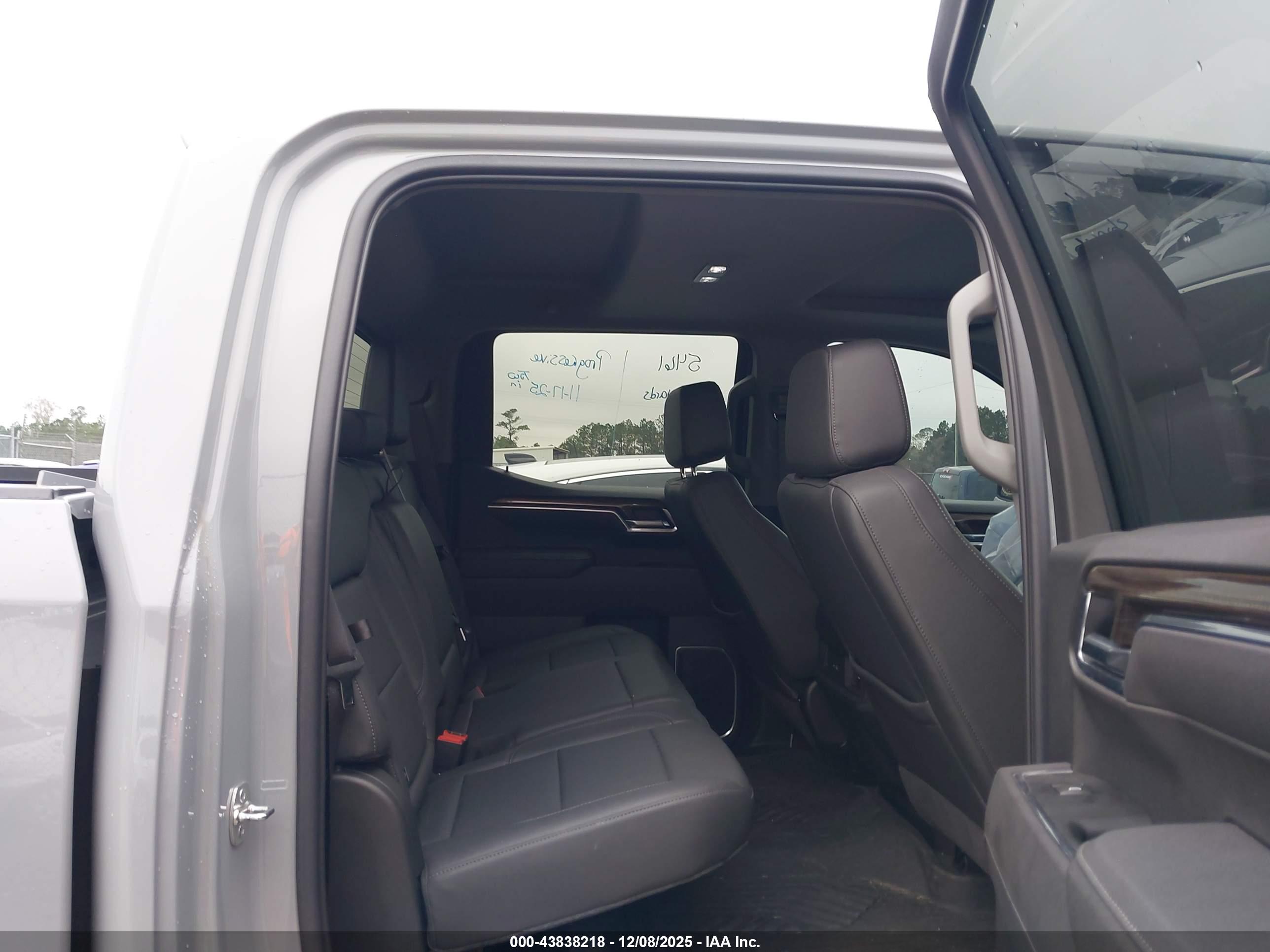 CHEVROLET SILVERADO image 8