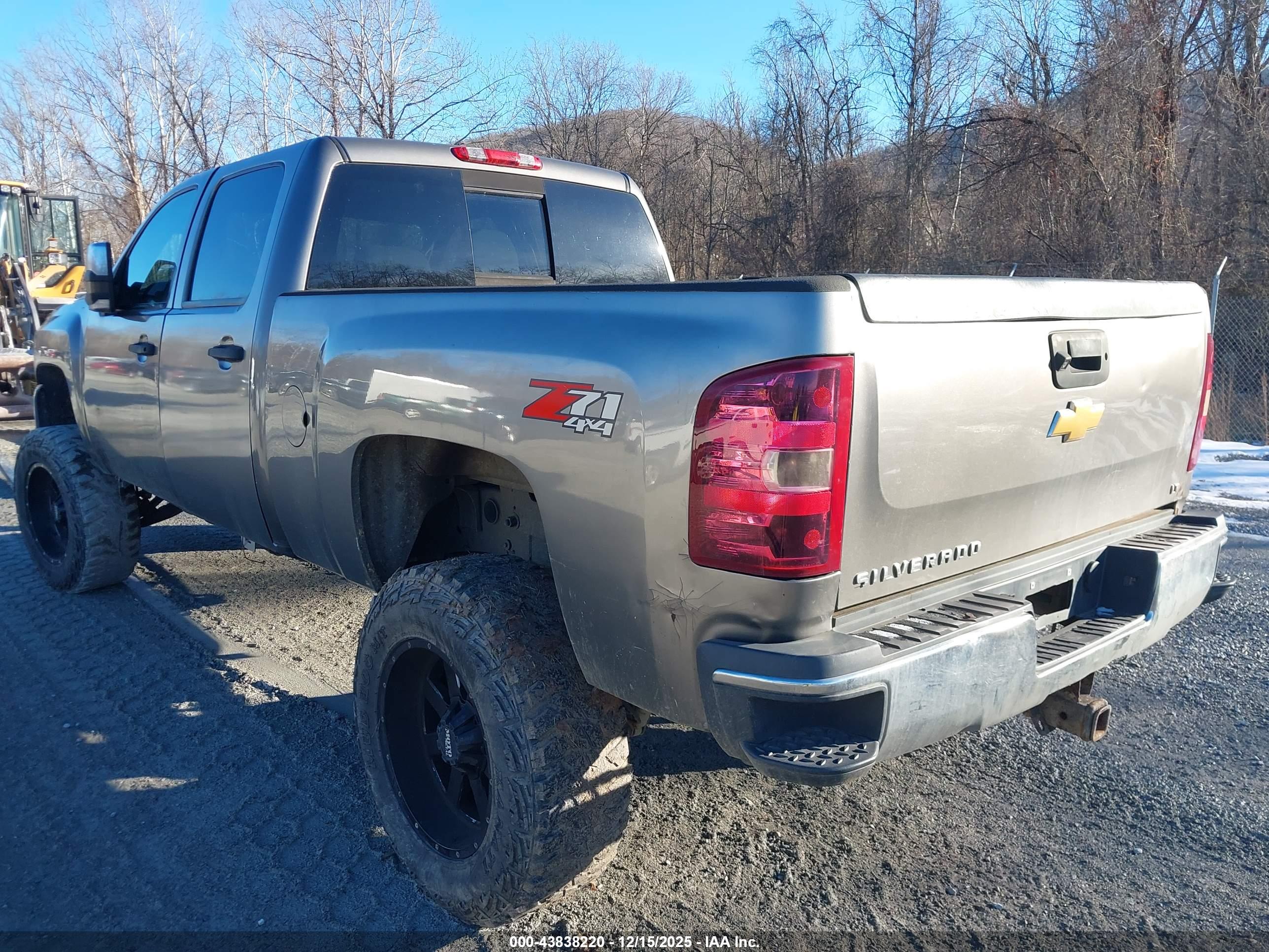 CHEVROLET SILVERADO image 3