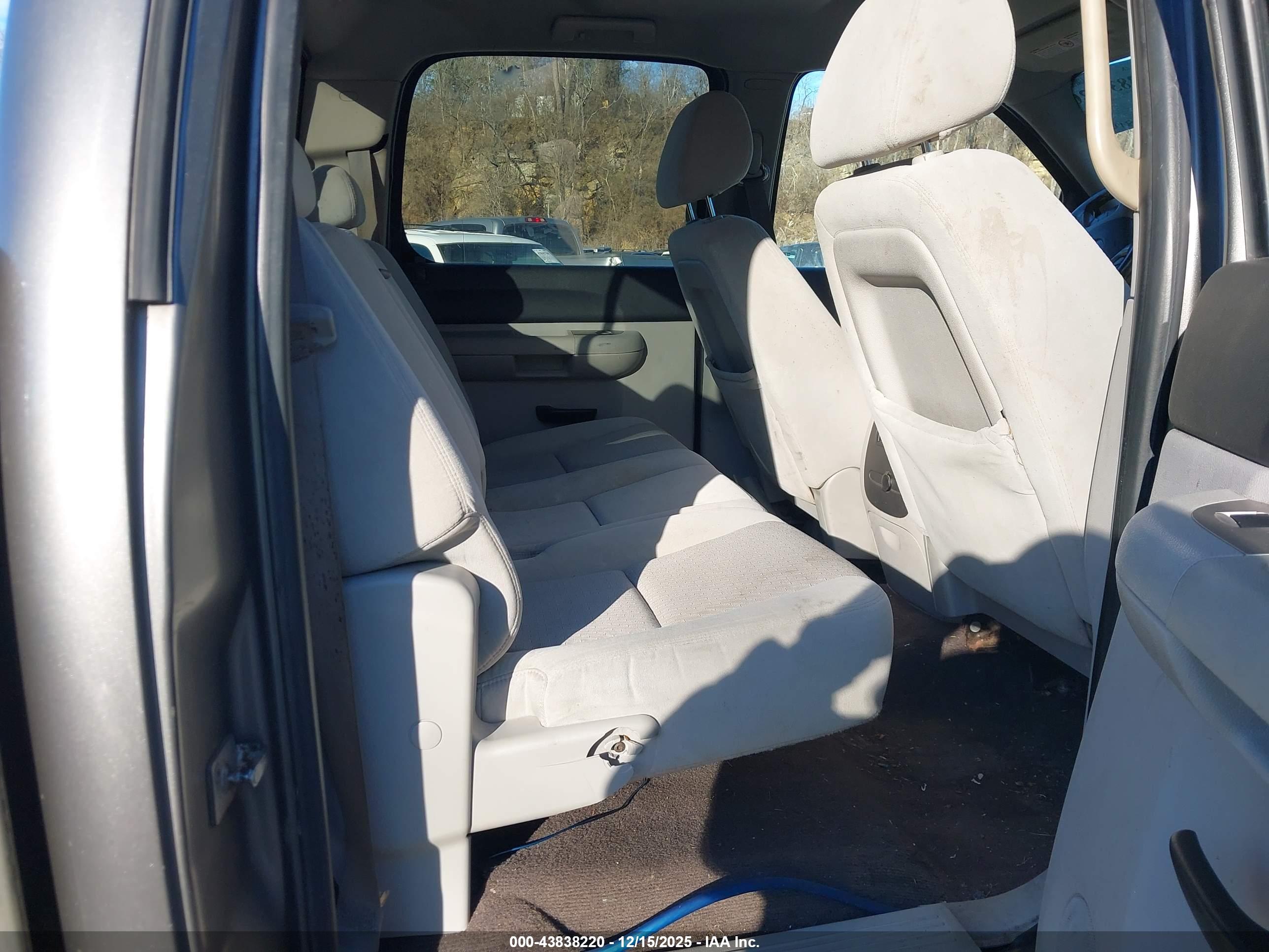CHEVROLET SILVERADO image 8