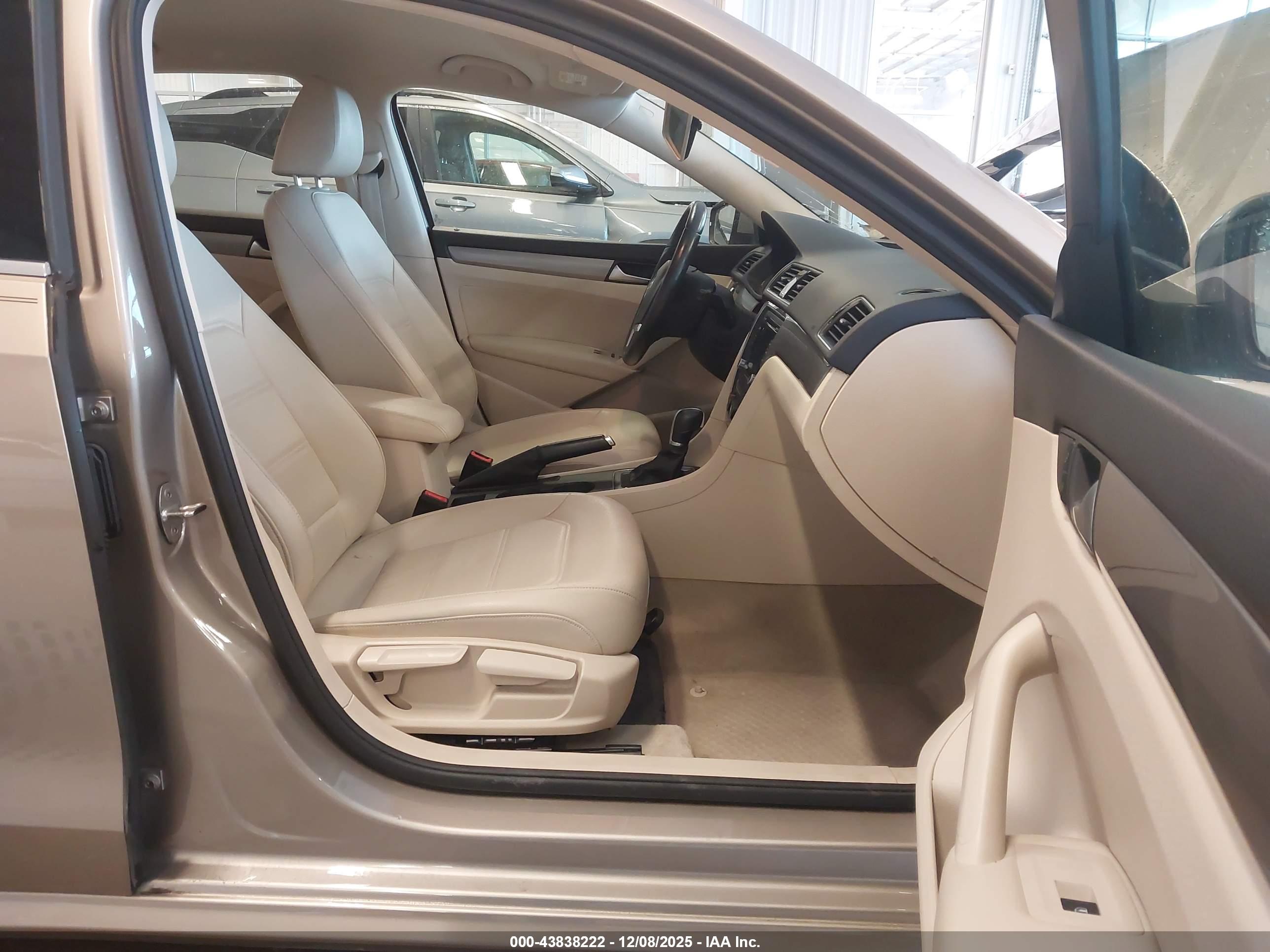 VOLKSWAGEN PASSAT image 5