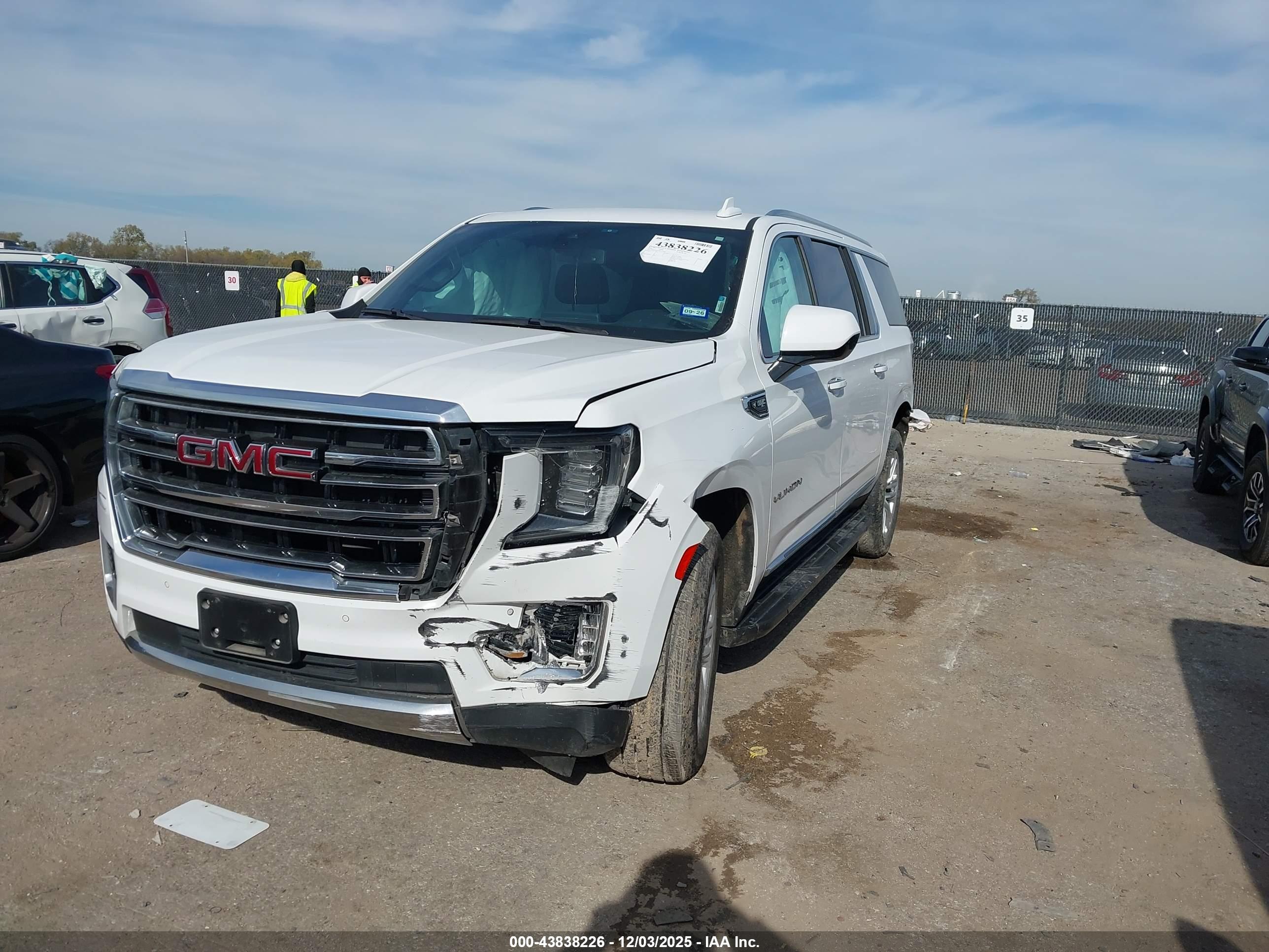 GMC YUKON image 2
