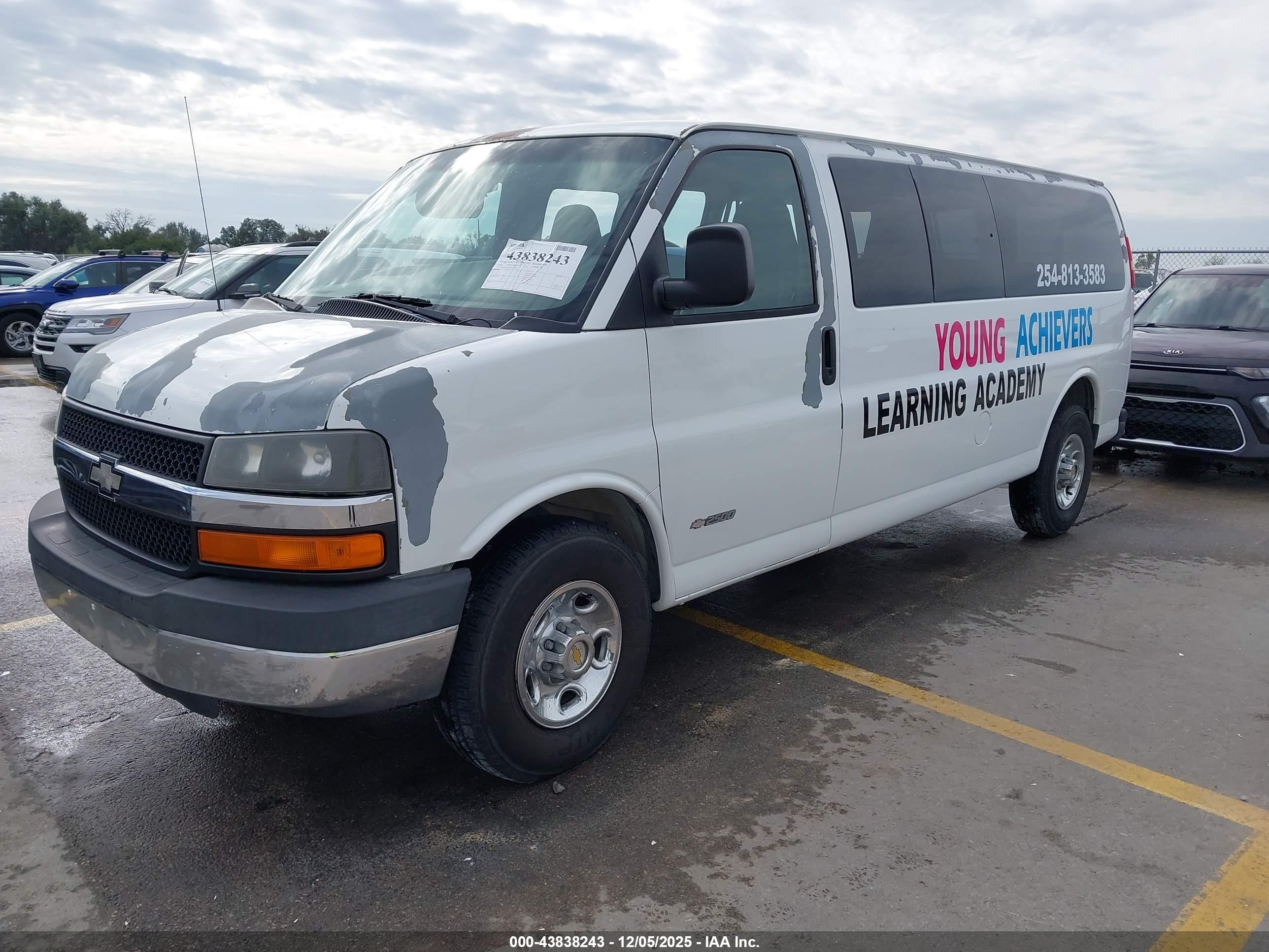CHEVROLET EXPRESS image 2