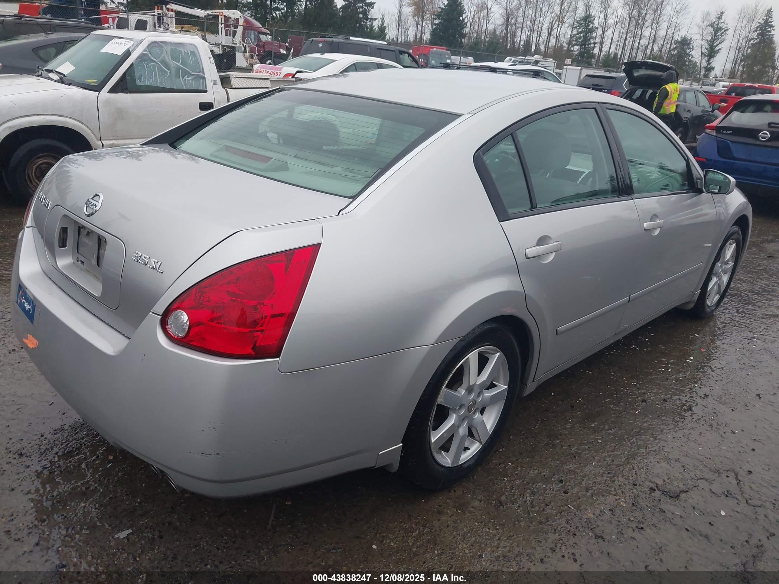 NISSAN MAXIMA image 4