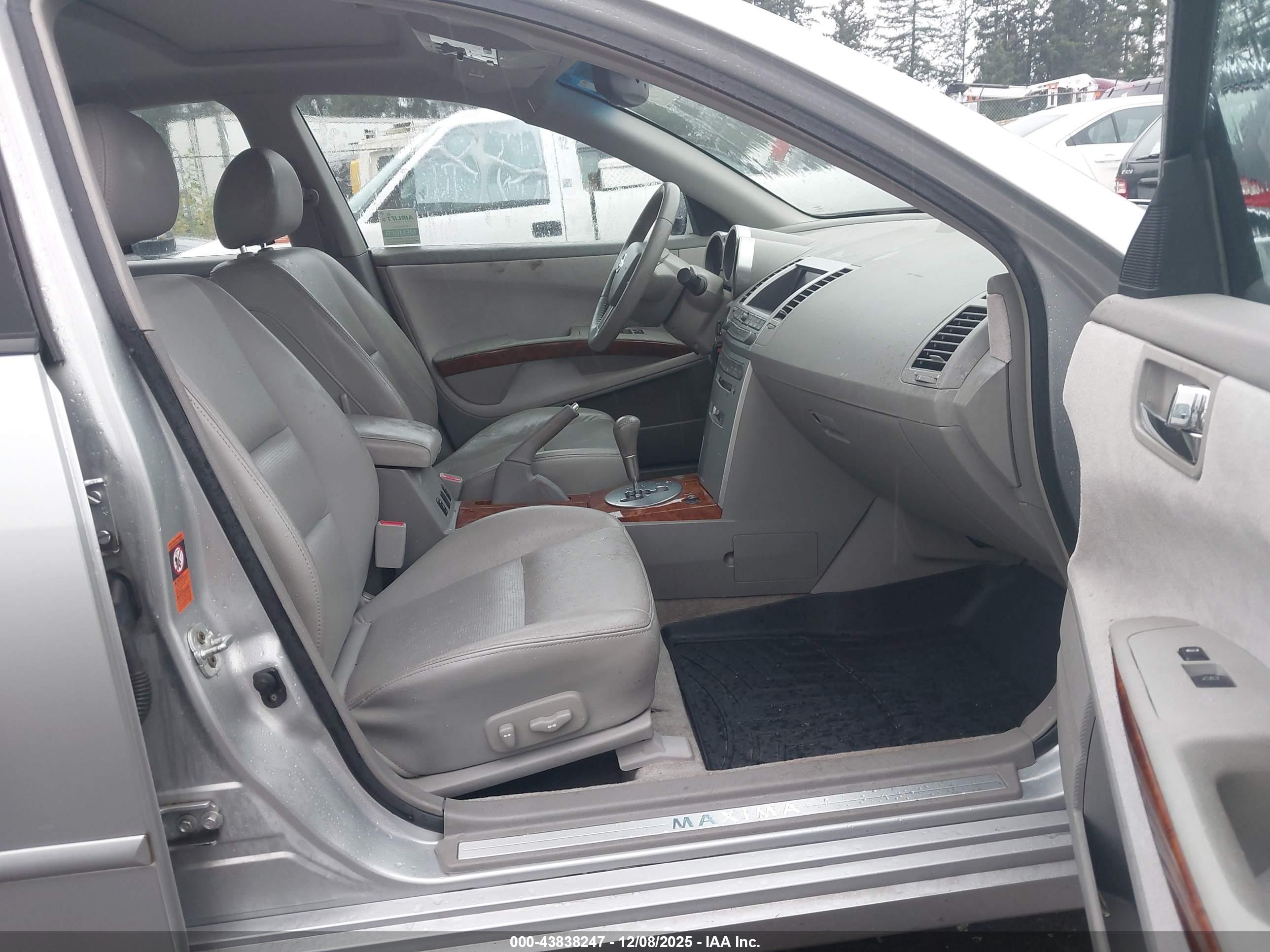 NISSAN MAXIMA image 5