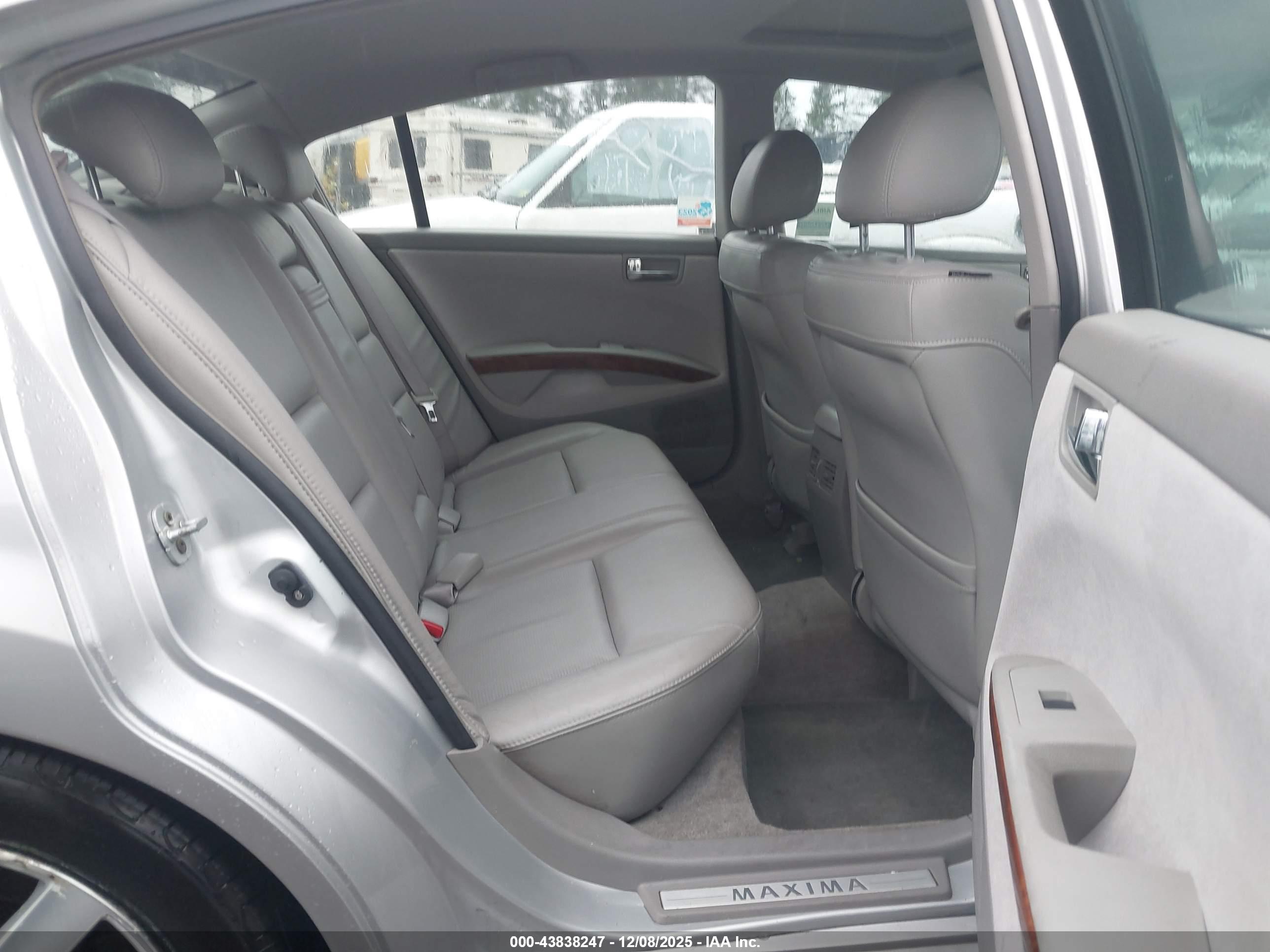 NISSAN MAXIMA image 8
