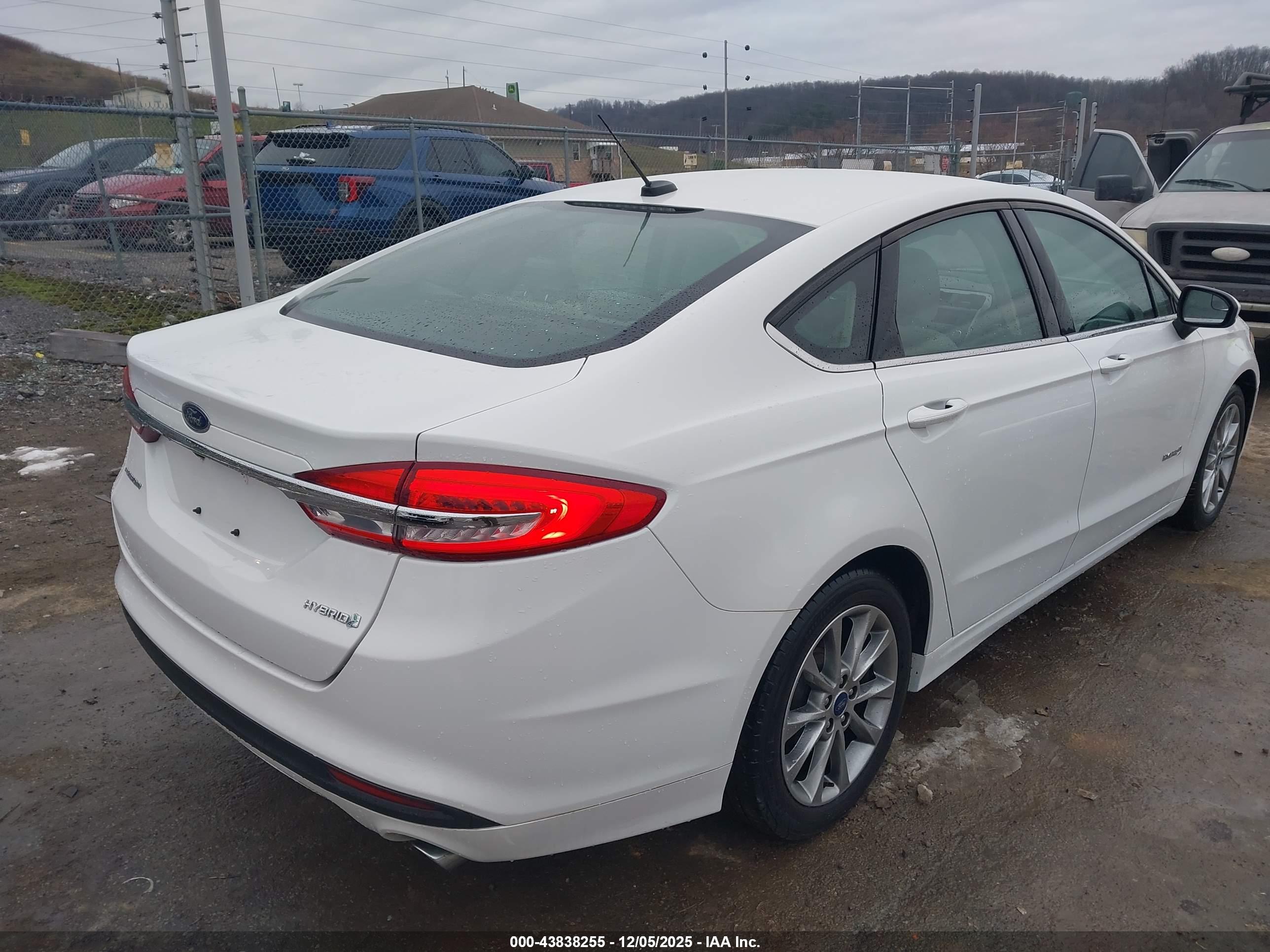 FORD FUSION image 4