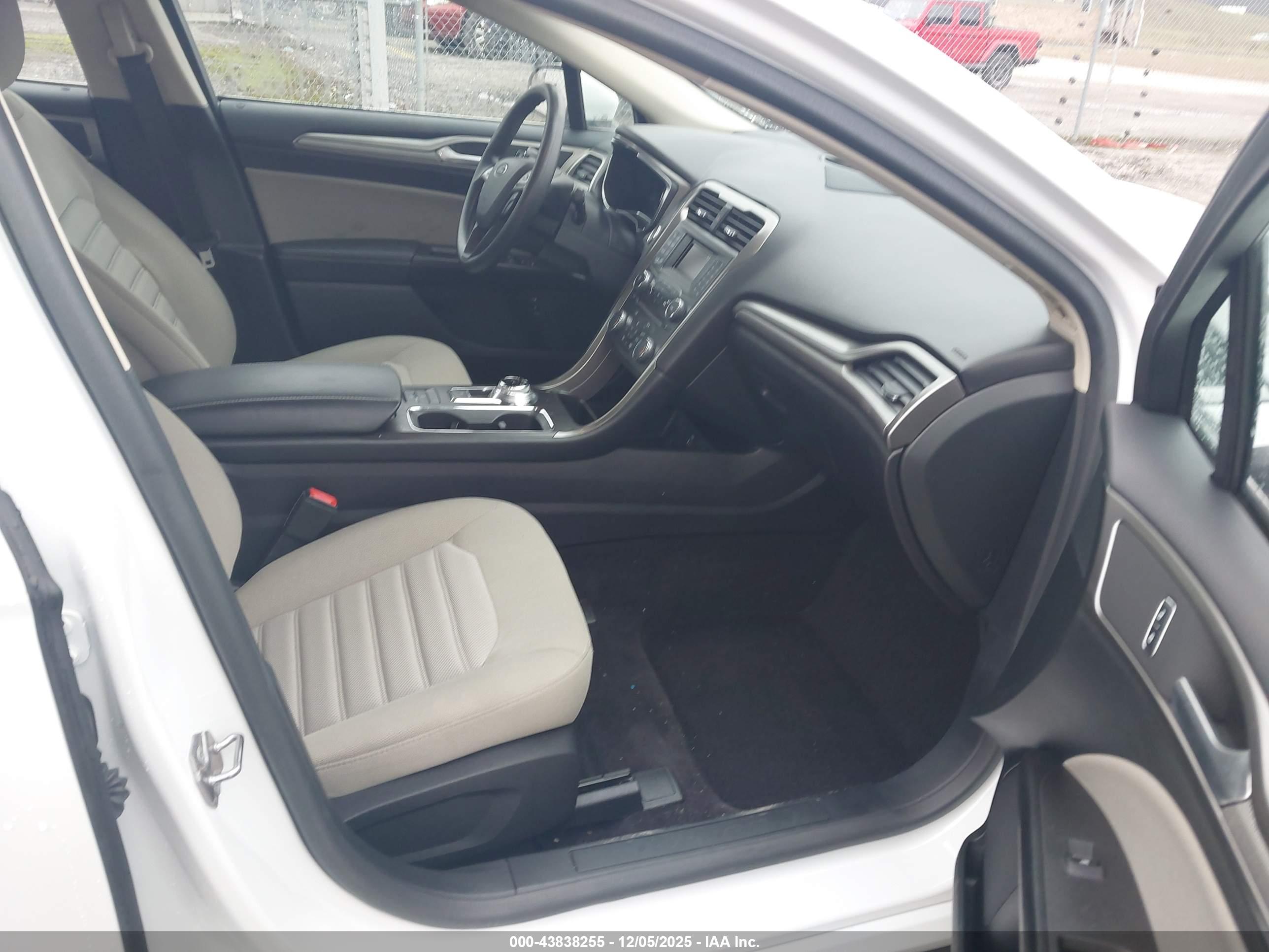 FORD FUSION image 5