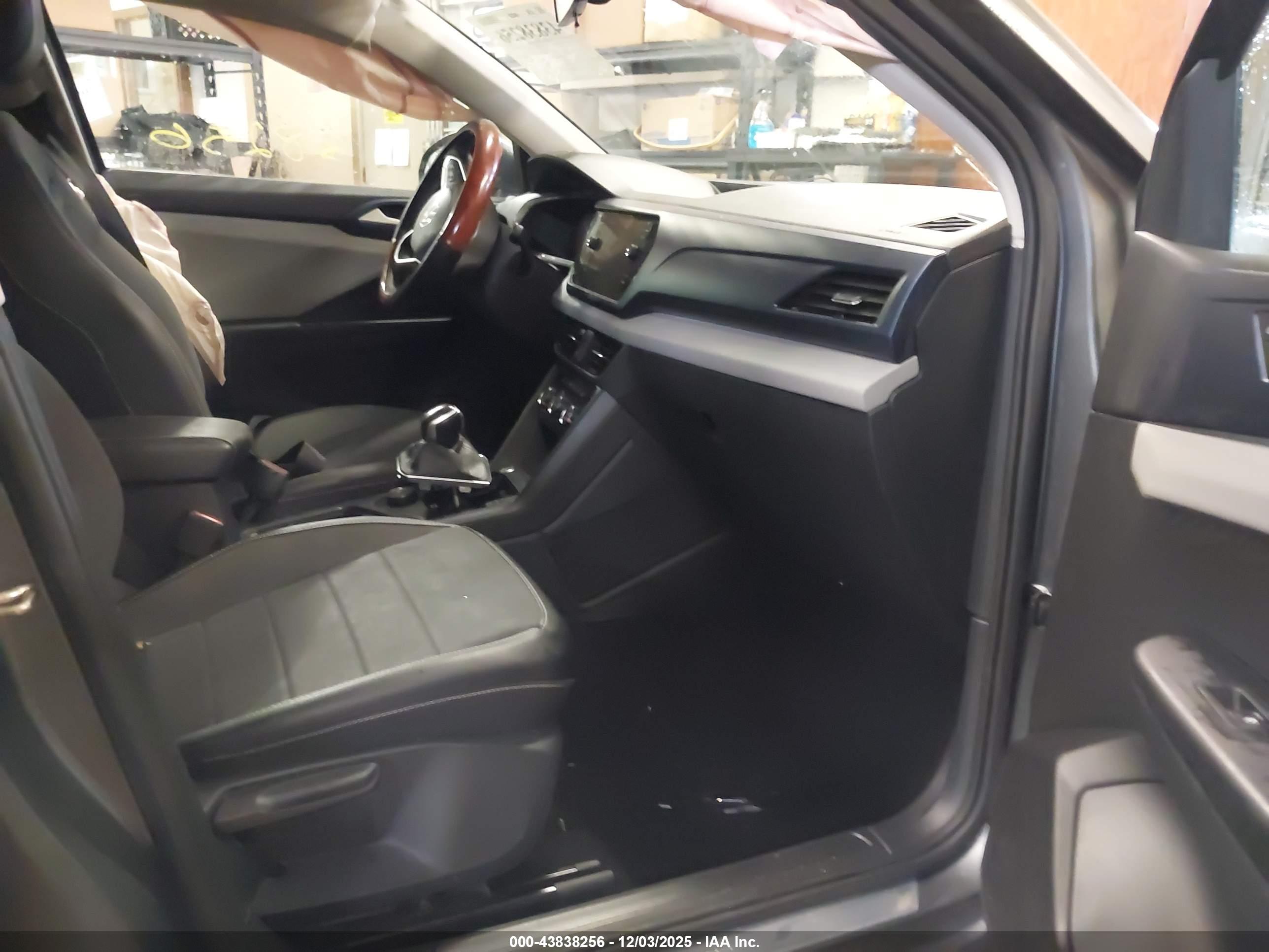 VOLKSWAGEN TAOS image 5