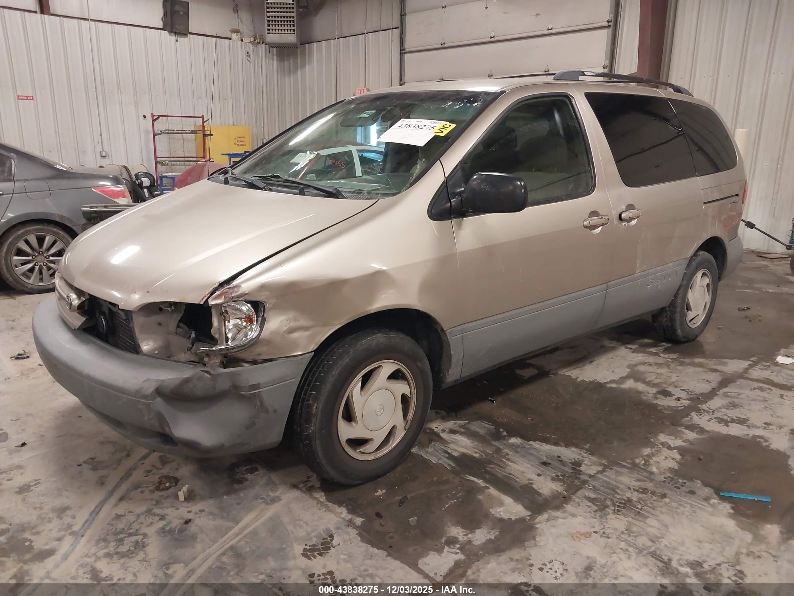 TOYOTA SIENNA image 2