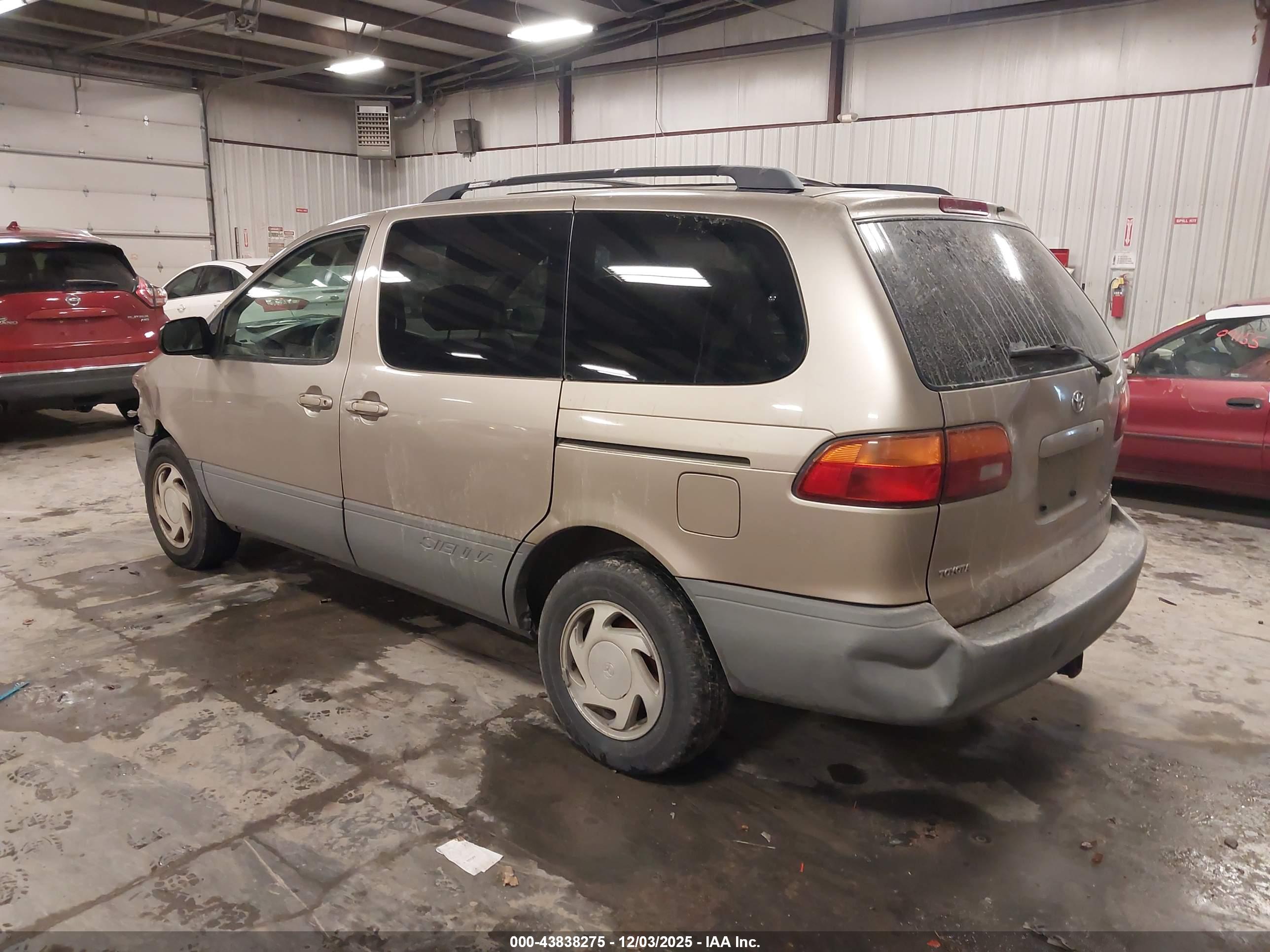 TOYOTA SIENNA image 3
