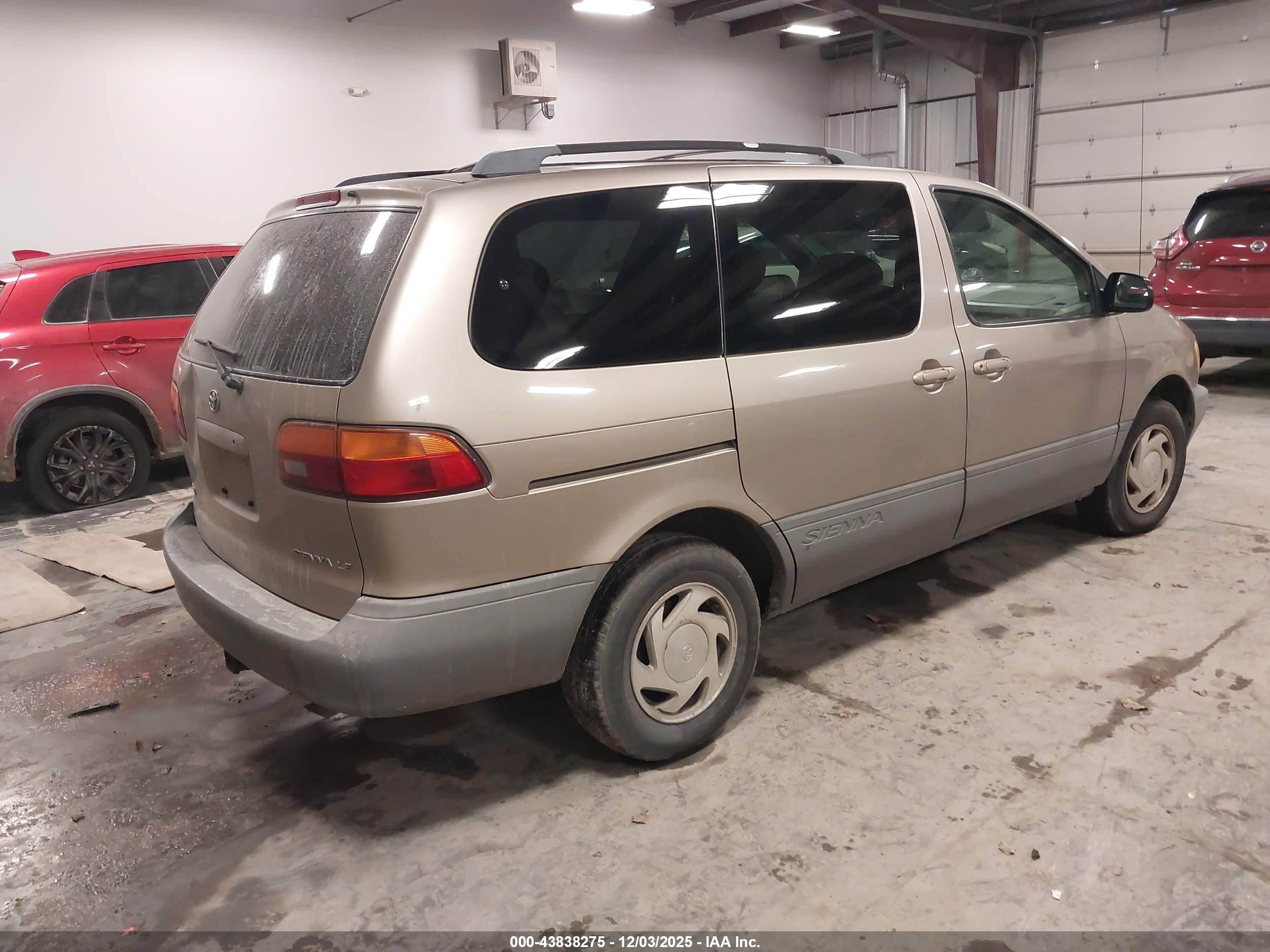 TOYOTA SIENNA image 4