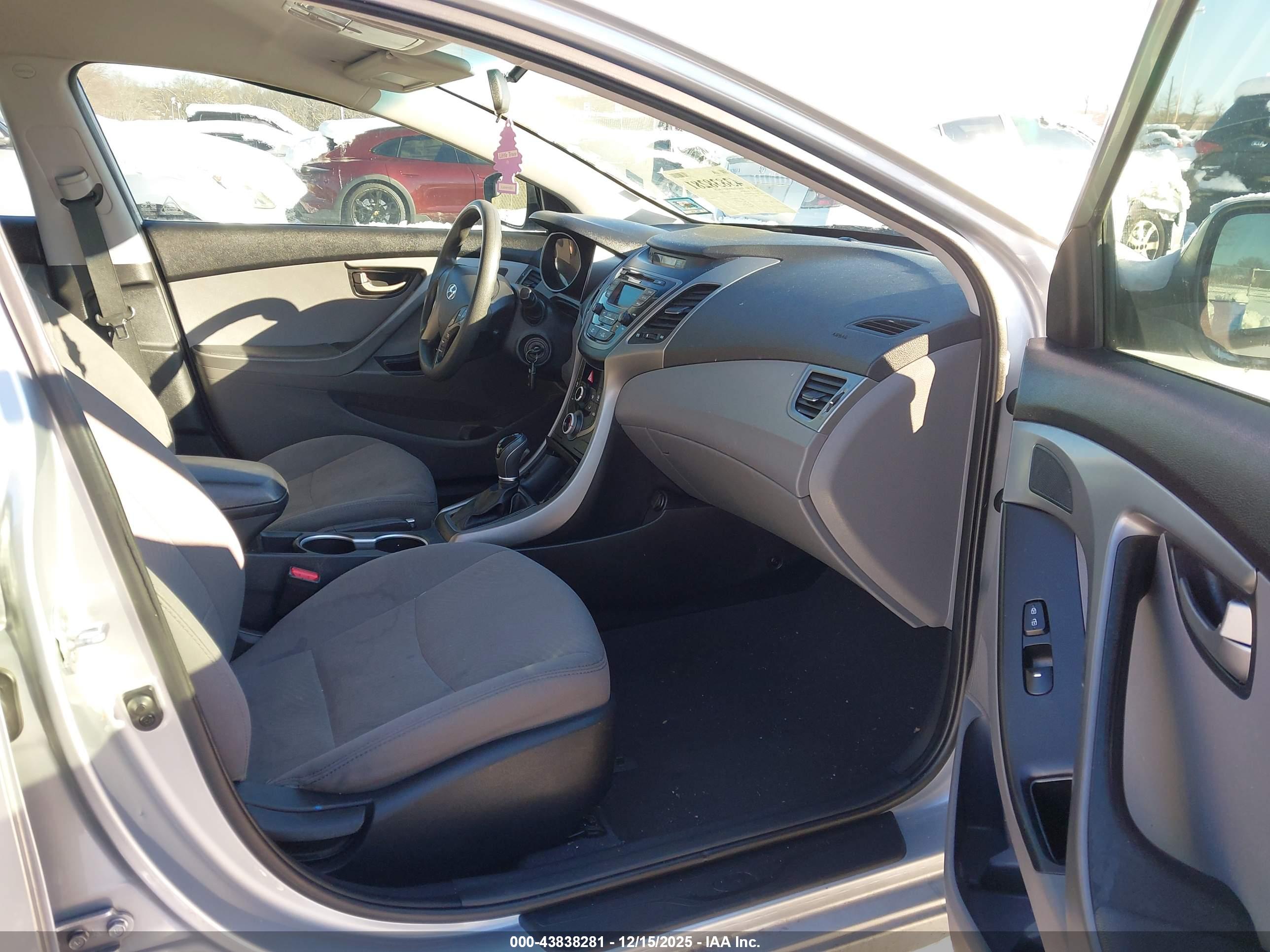 HYUNDAI ELANTRA image 5